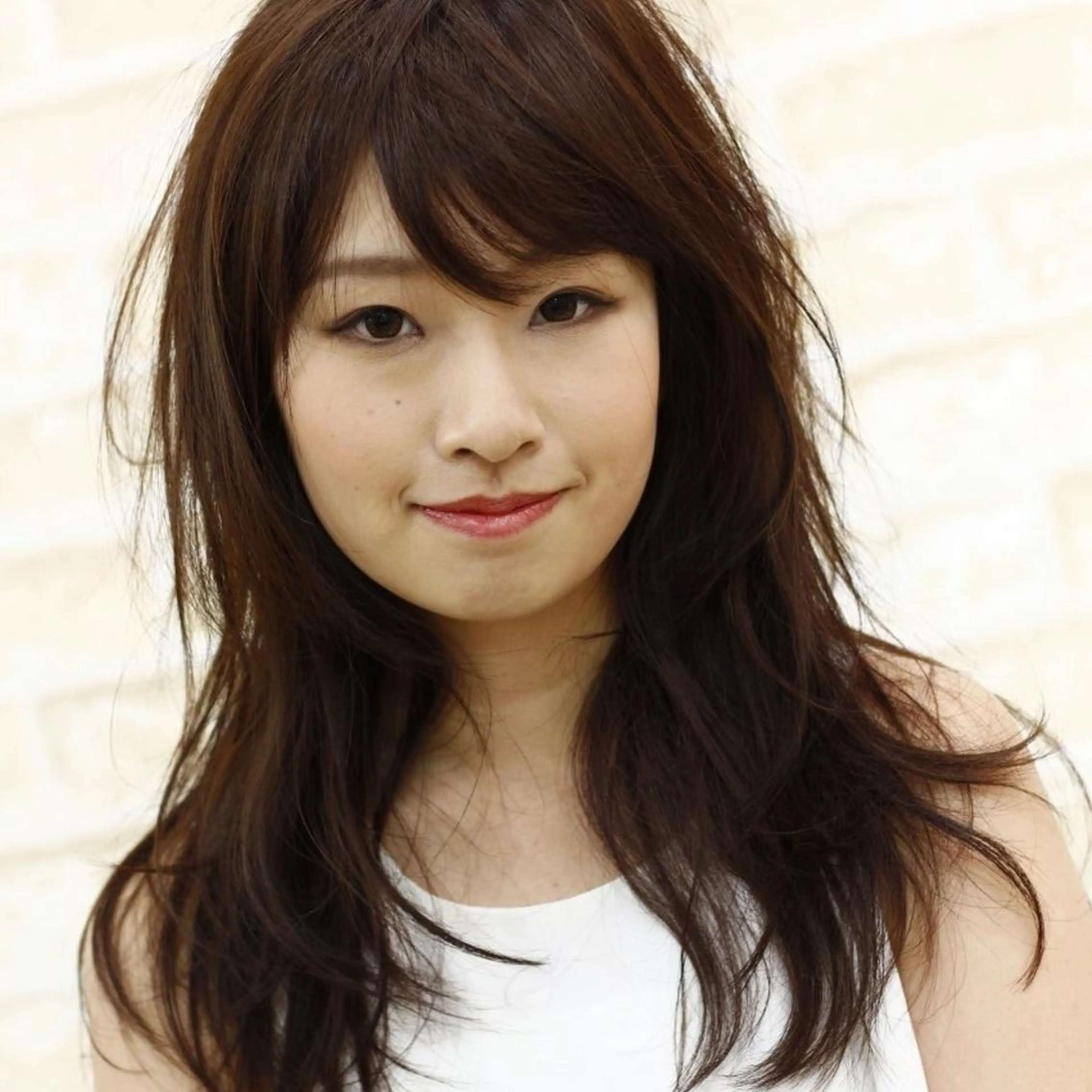 セミロング カラー 岩出 俊のヘアスタイル