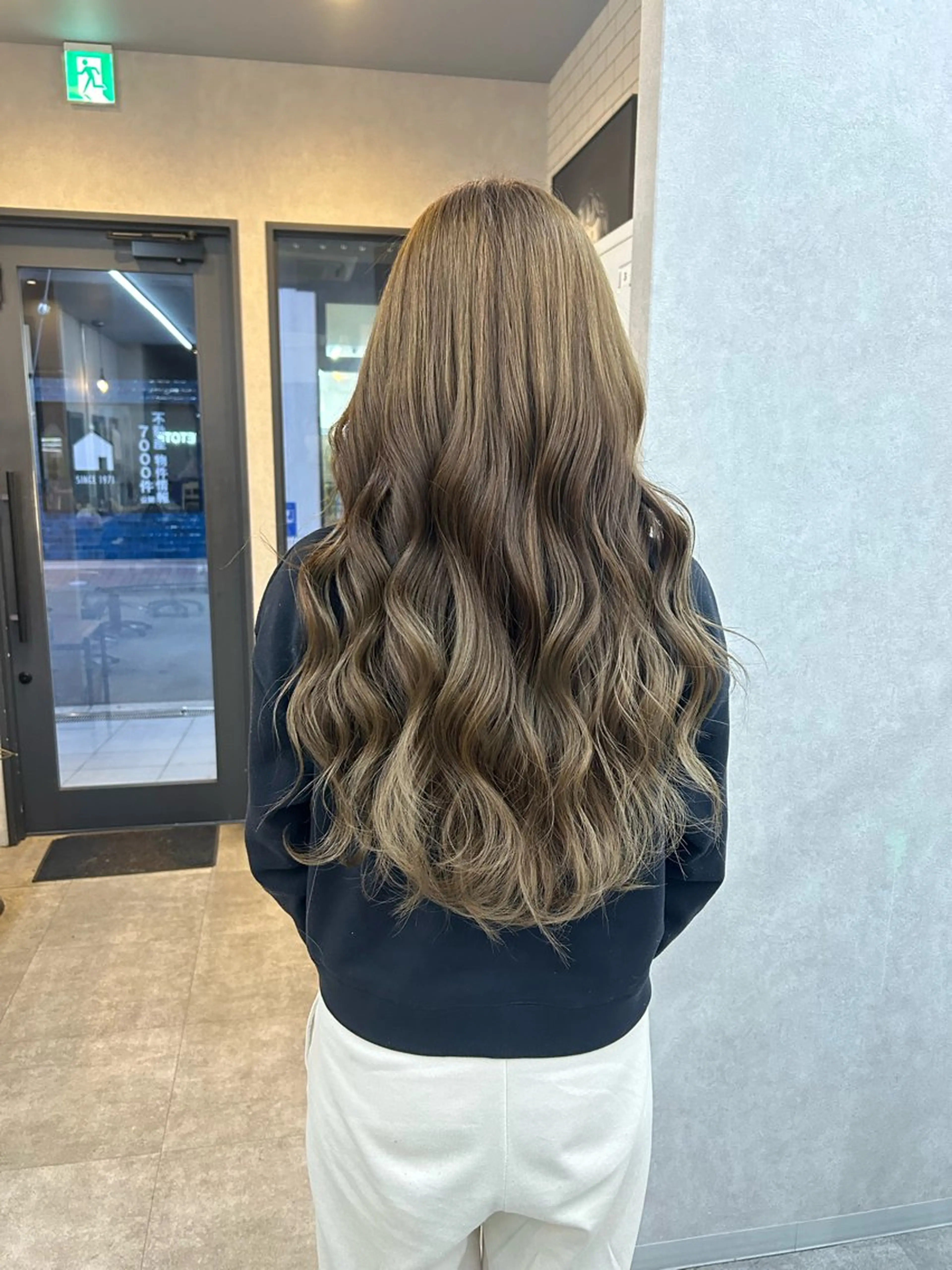 ロング カラー ベージュカラー ブリーチ ブリーチなしカラー カット ヘアカラー トリートメント いなみね はるきのヘアスタイル