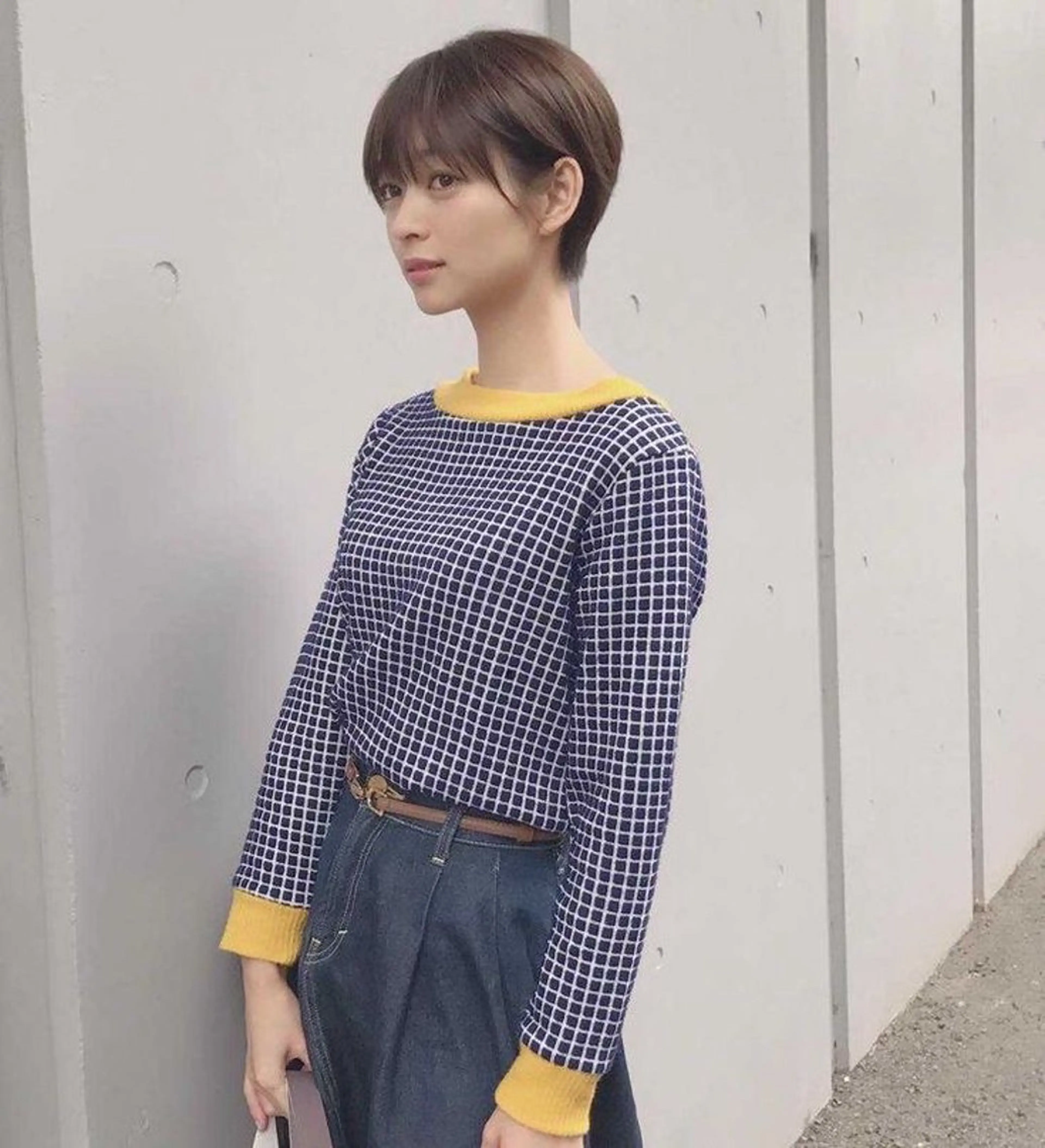 ショート カラー 曲がる縮毛矯正 センターパートのヘアスタイル