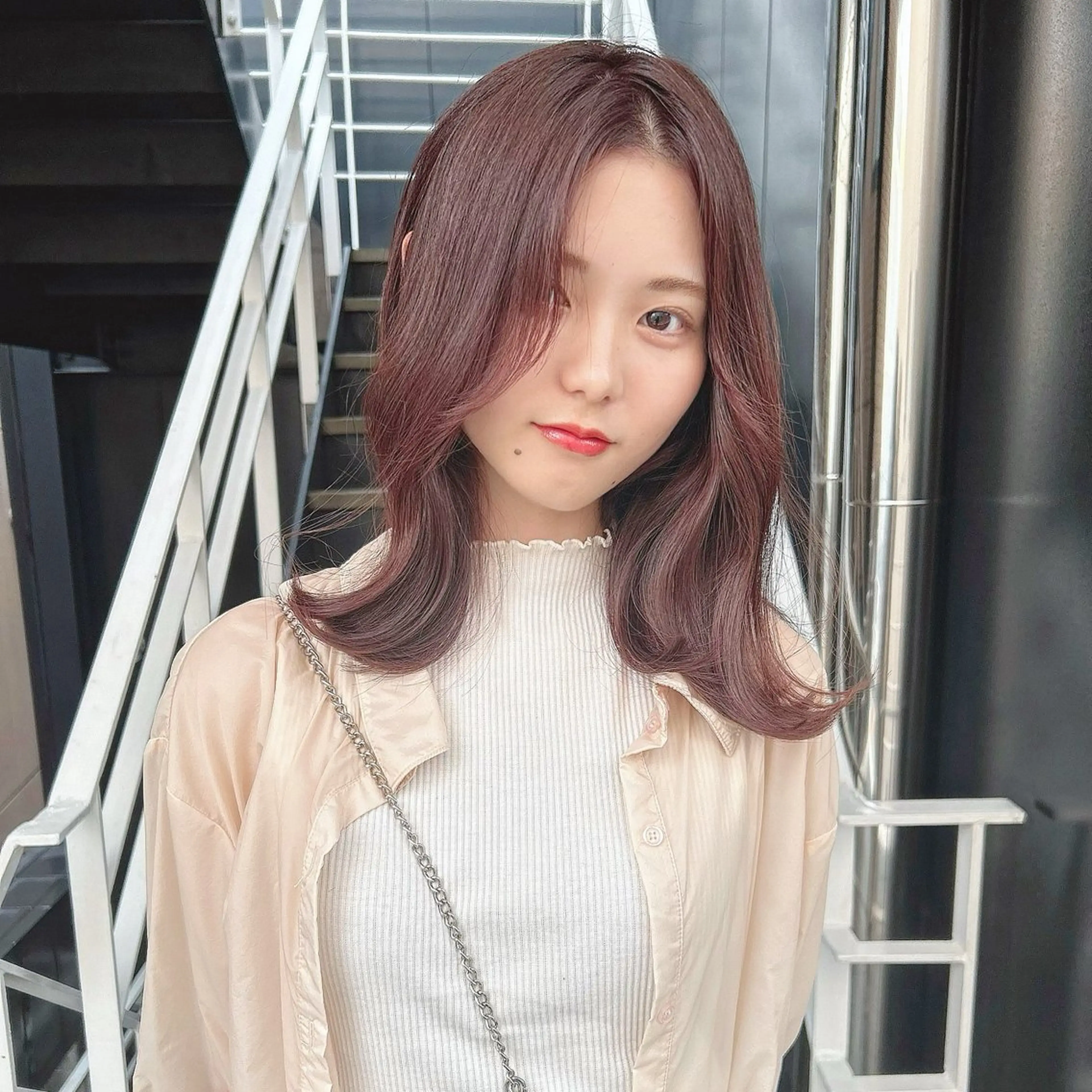 セミロング カラー 韓国🇰🇷レイヤー カットオリーブカラーのヘアスタイル