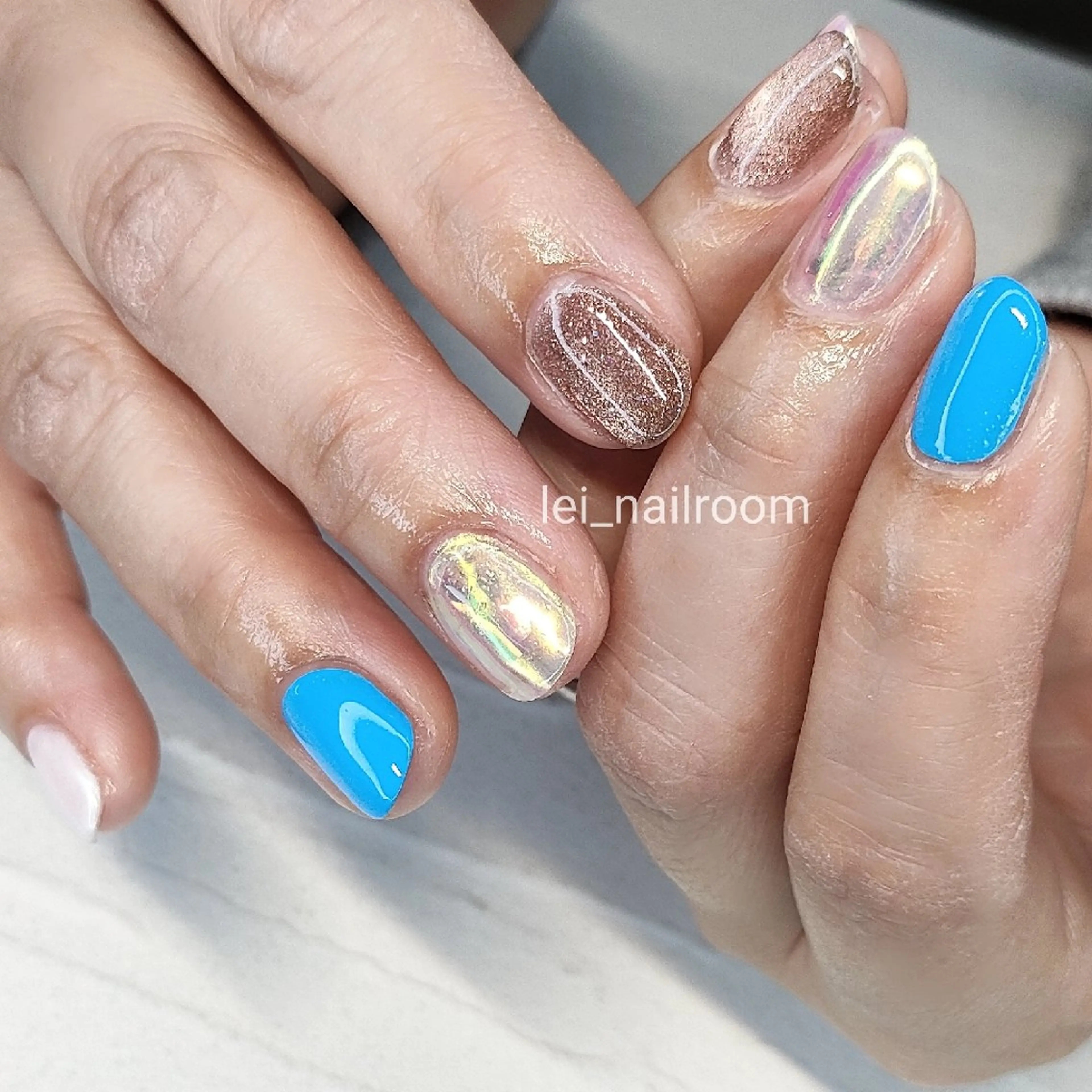 ネイル オーロラネイル 氷ネイル・うるうるネイル キラキラネイル ミラーネイル 持ち込み lei🌼 nailroomのネイルデザイン