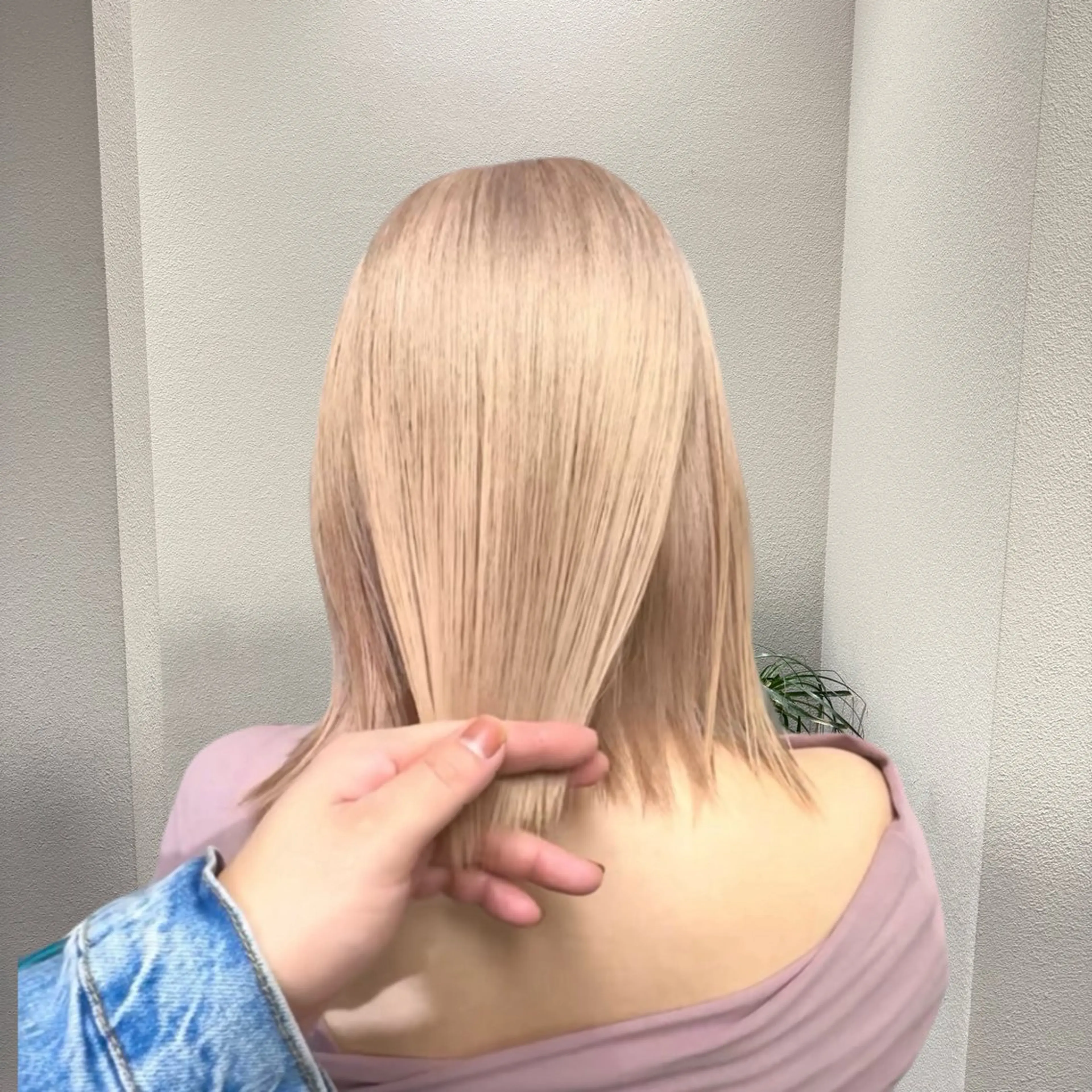 ミディアム カラー ベージュカラー ブリーチ ケアブリーチ ハイトーンカラー ミルクティーベージュ ヘアカラー トリートメント ヘアセット ✨ブリーチ支持No1 複雑履歴修正/舘岡のヘアスタイル