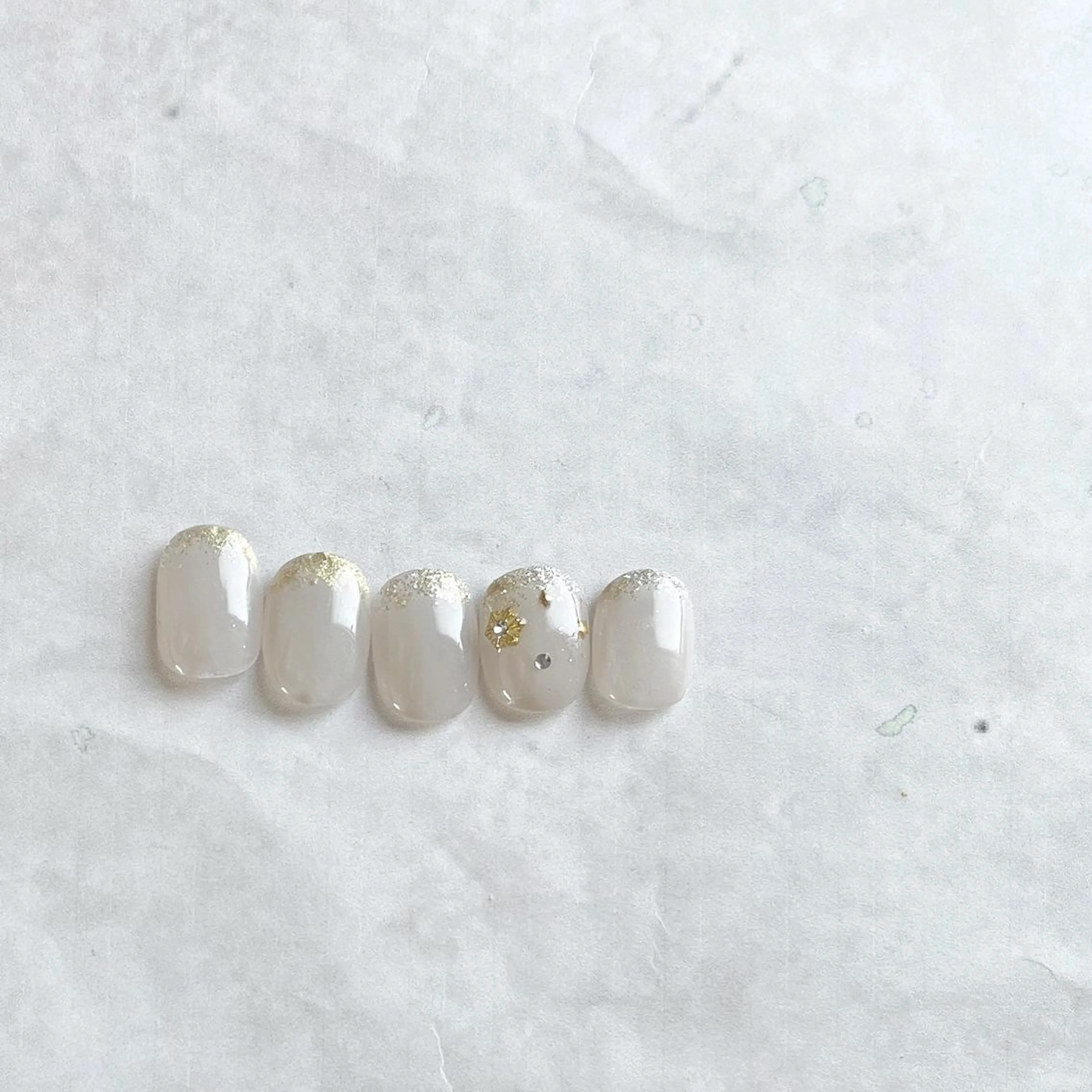 ネイル キラキラネイル 冬ネイル フリーランス¨̮⃝ ネイリストOKADAのネイルデザイン