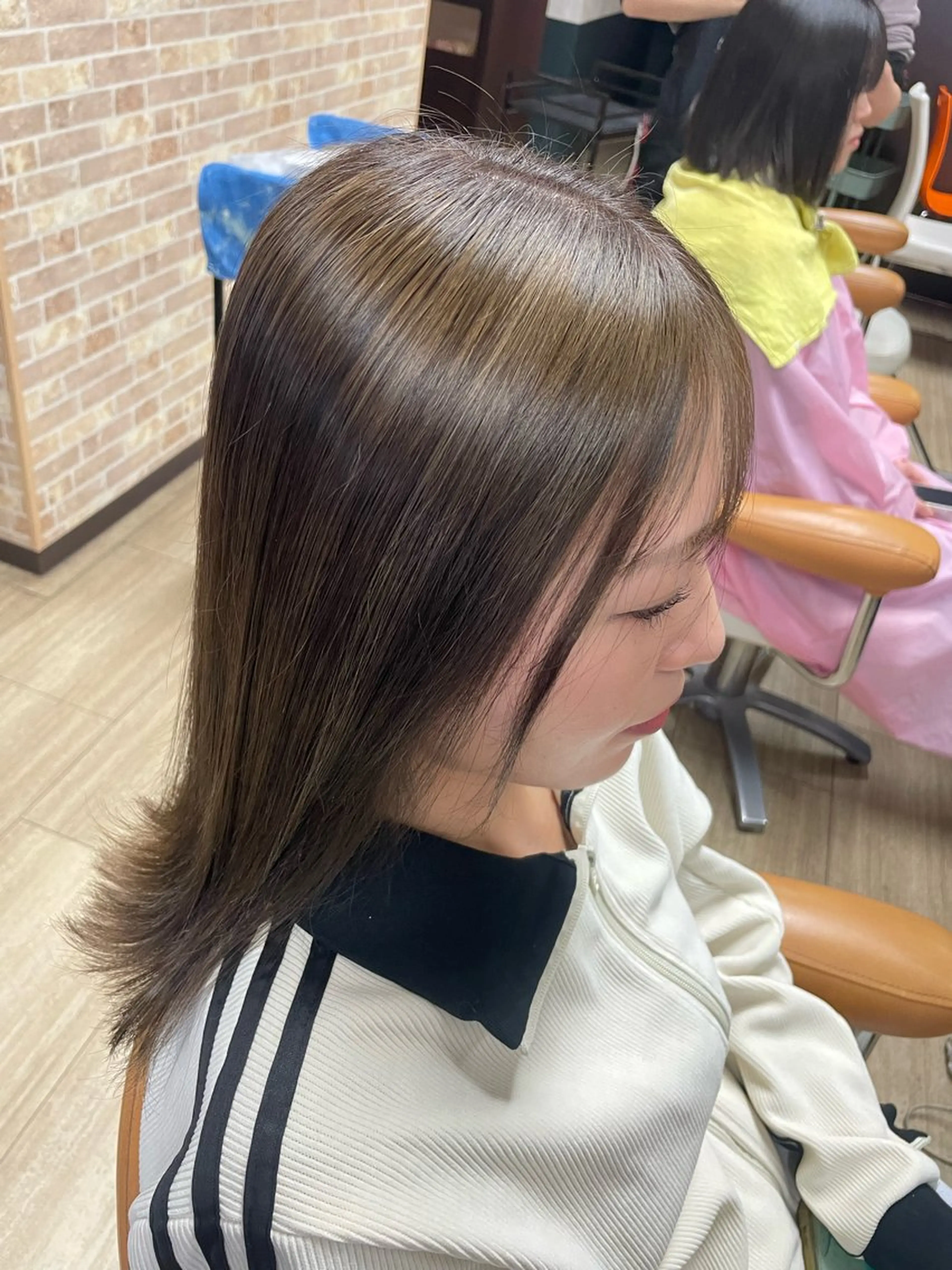 ミディアム カラー グレージュ ヘアカラー 徳留 もも花のヘアスタイル