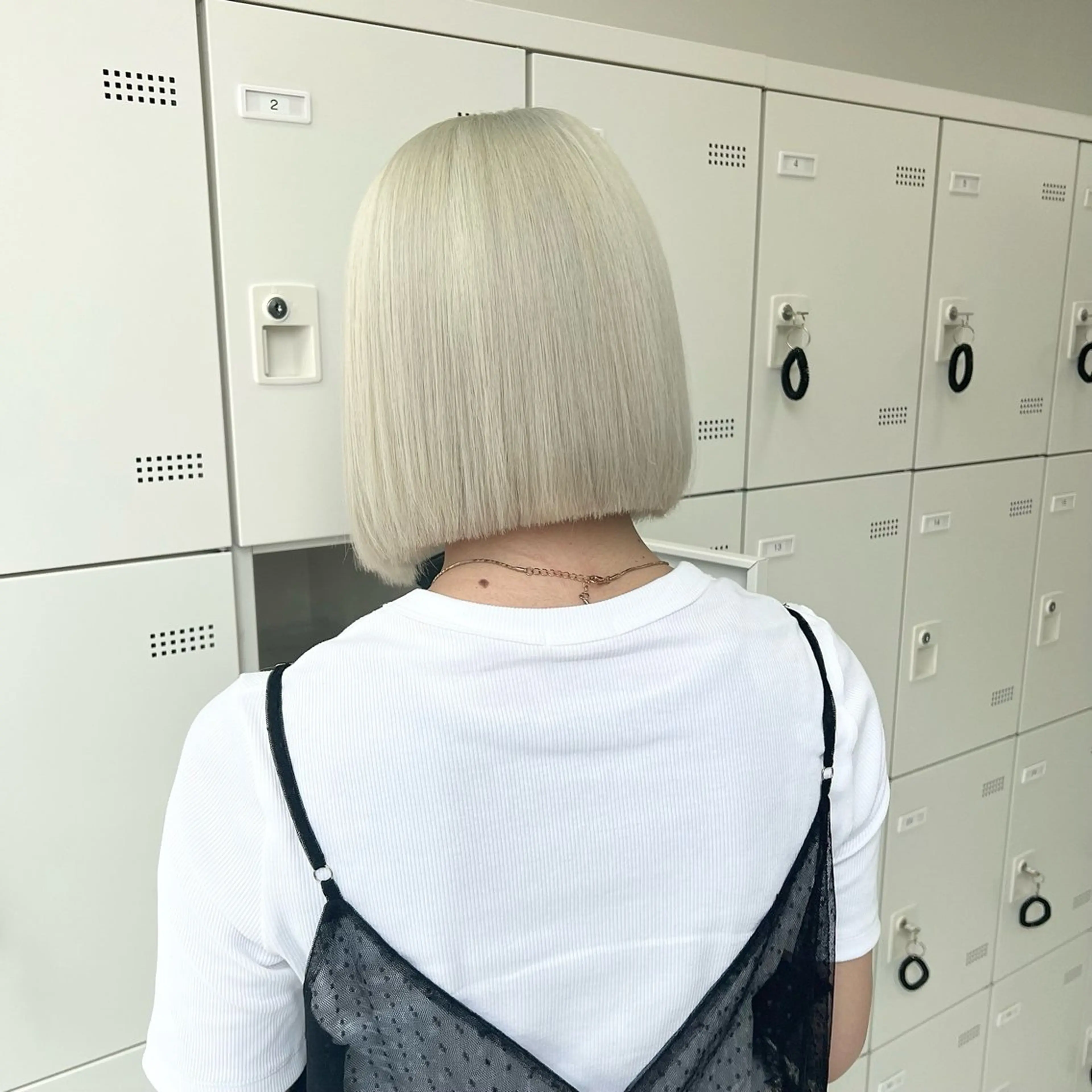 ミディアム カラー 🖤ハイトーン× レイヤー🖤SARAのヘアスタイル