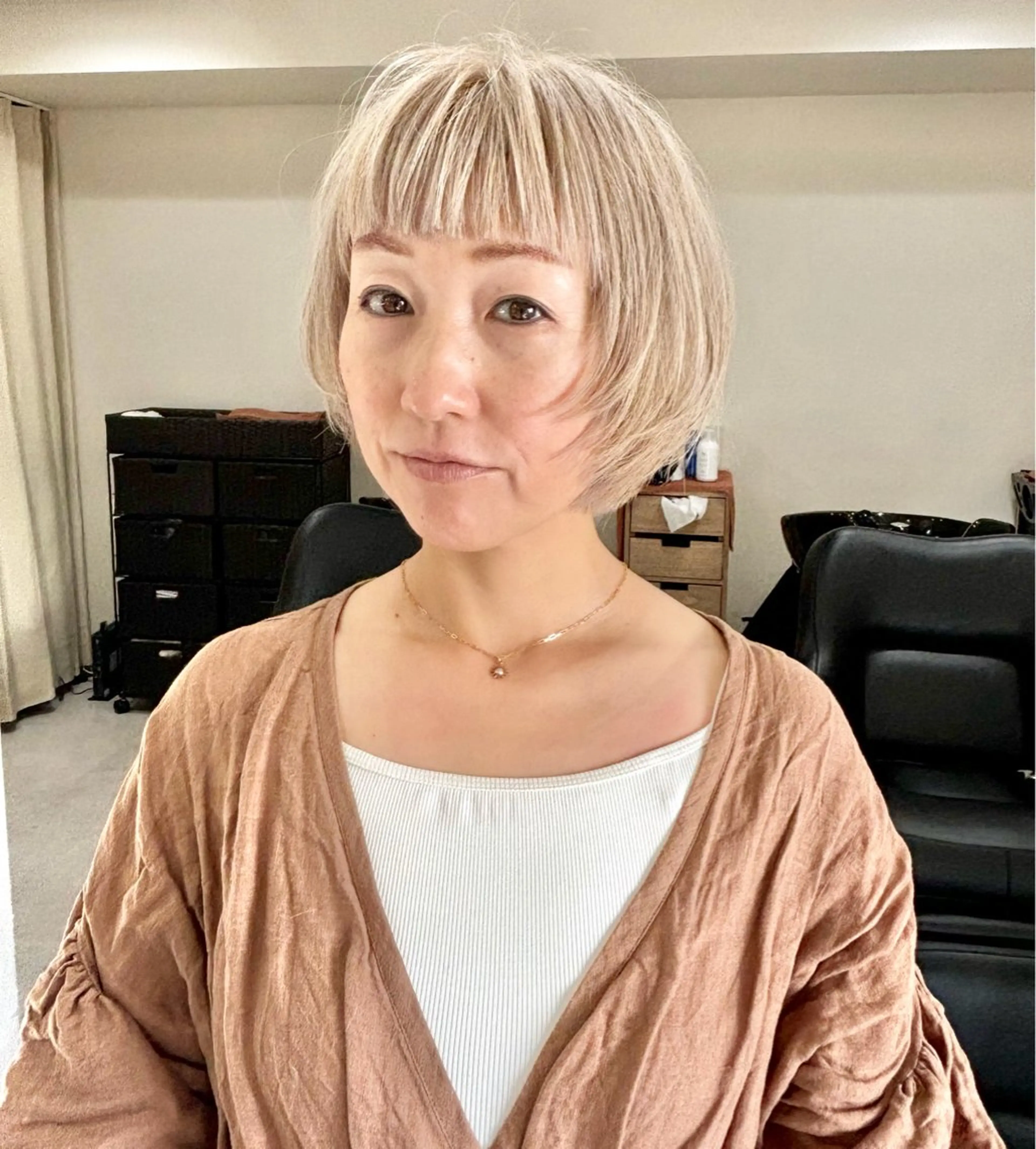 ショート カラー ボブレイヤー ベージュカラー ブリーチ ホワイトベージュ ボブ 大阪ヴィーガンサロン KANAKOのヘアスタイル