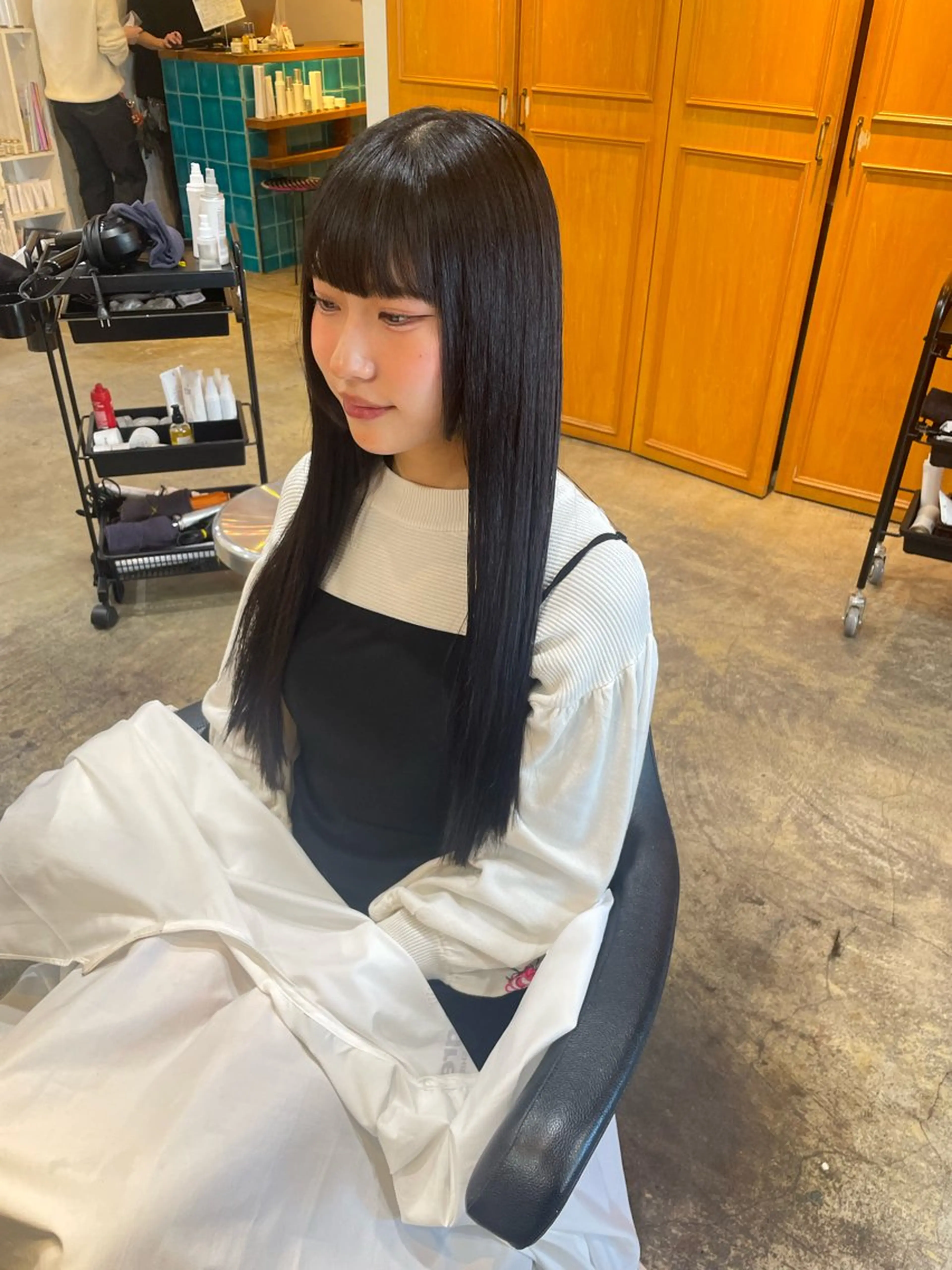 ロング カラー 黒髪 姫カット MIOベージュカラー 柔らかいカラーのヘアスタイル