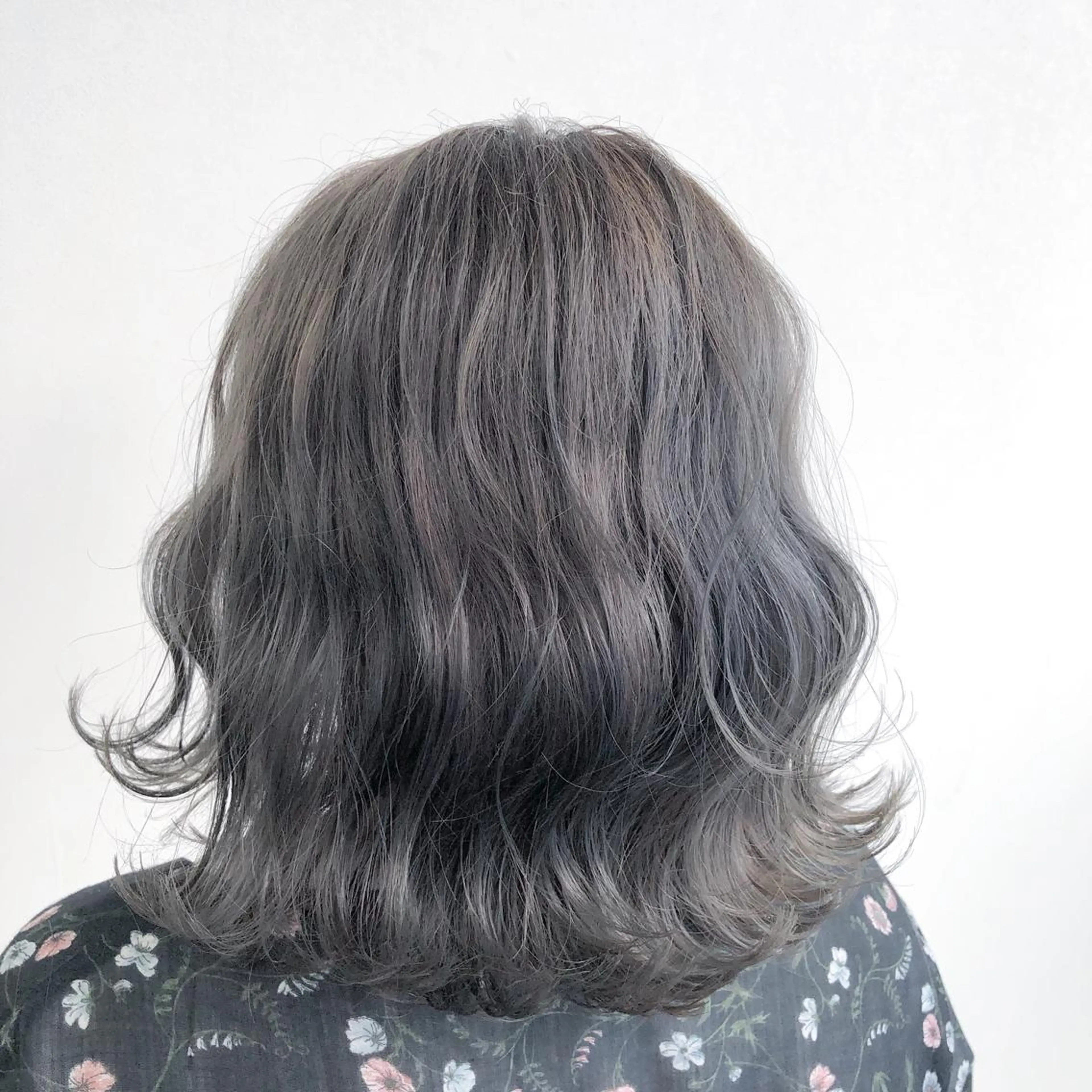 ミディアム カラー ブリーチ シルバー mizuki roan多々良店のヘアスタイル