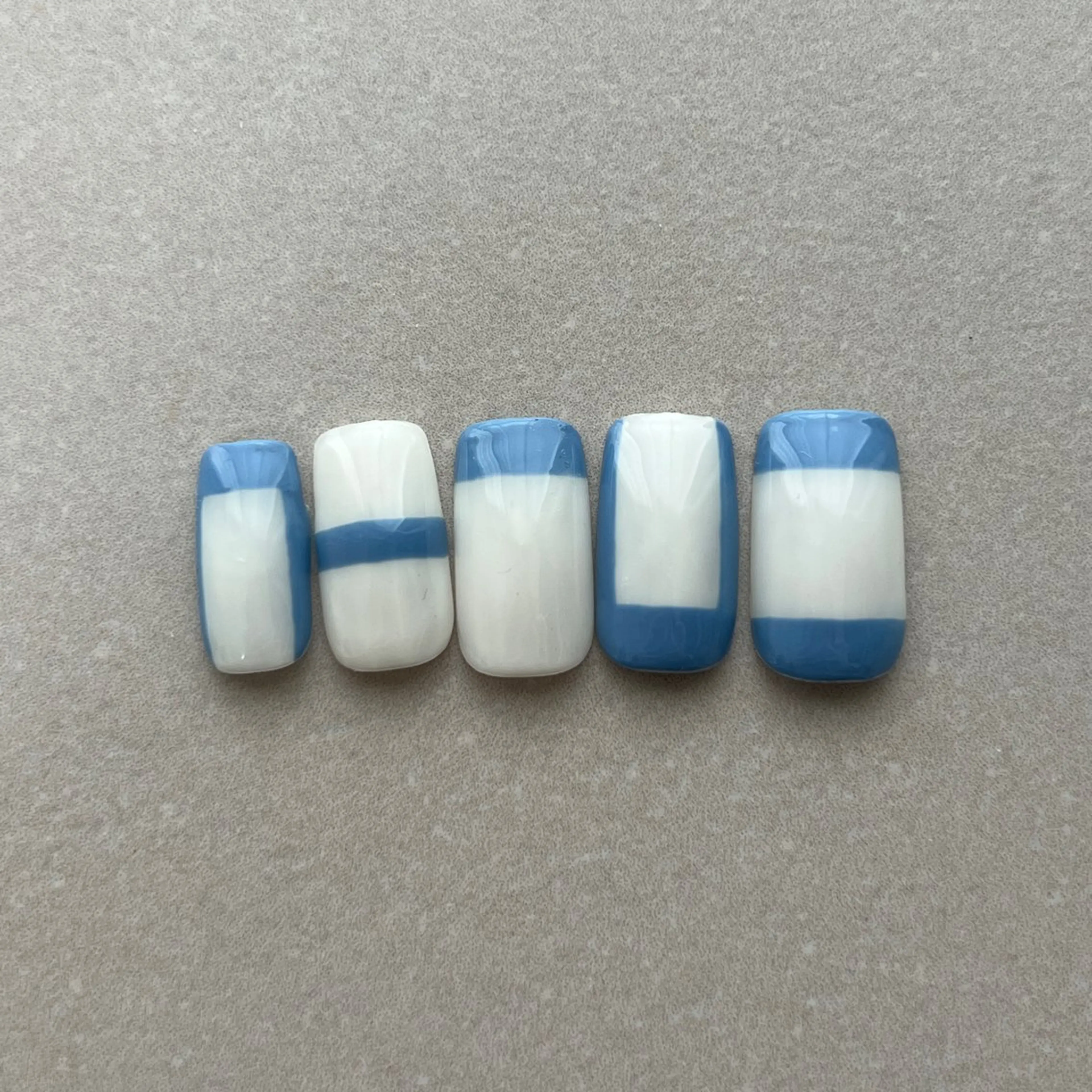 ネイル ブルー シンプルネイル ホワイト Momoka ネイリスト福岡/薬院のネイルデザイン