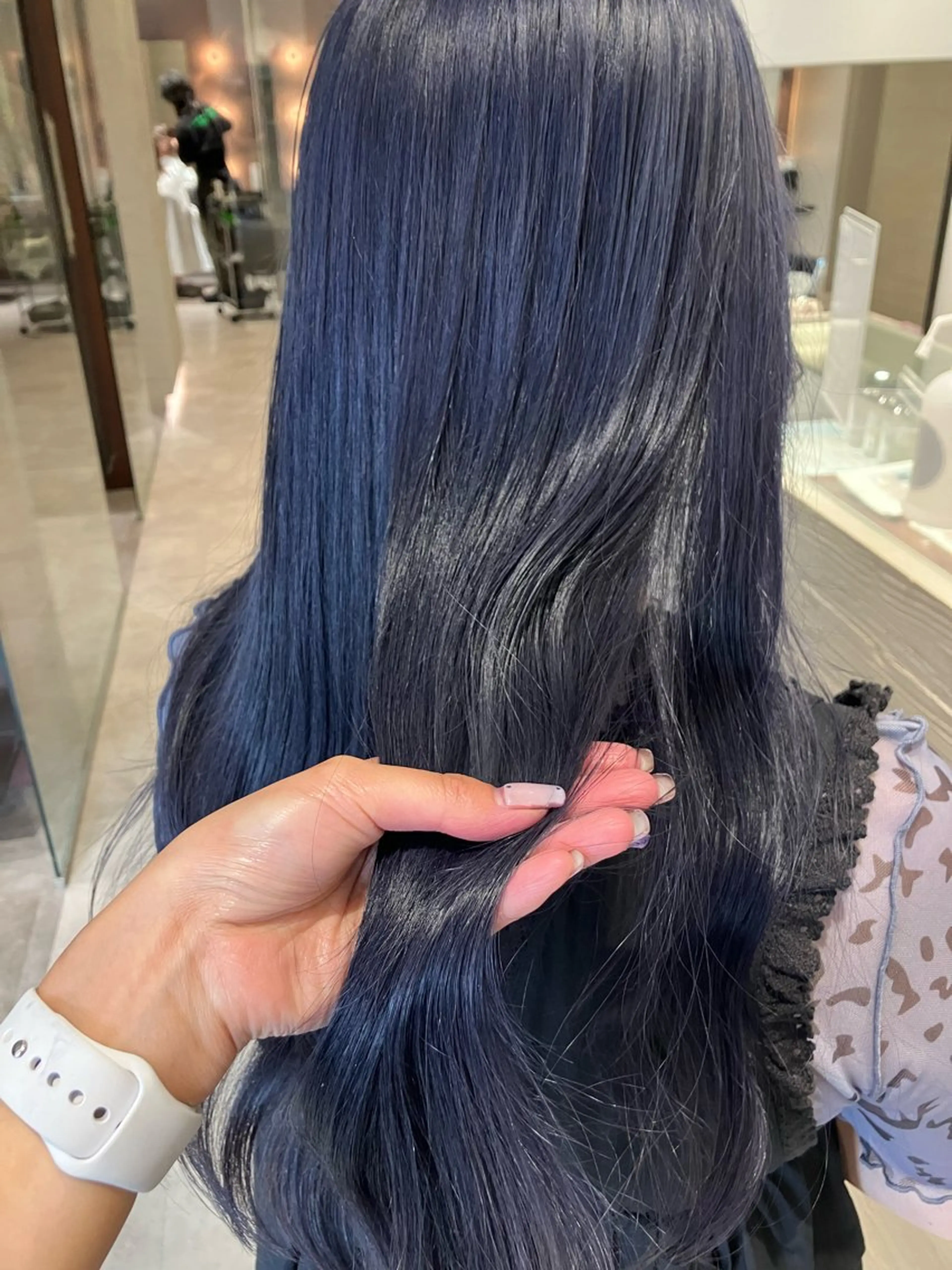 ロング カラー ブルーカラー サキ🤍ハイトーン 🩰くびれ巻きヘアのヘアスタイル