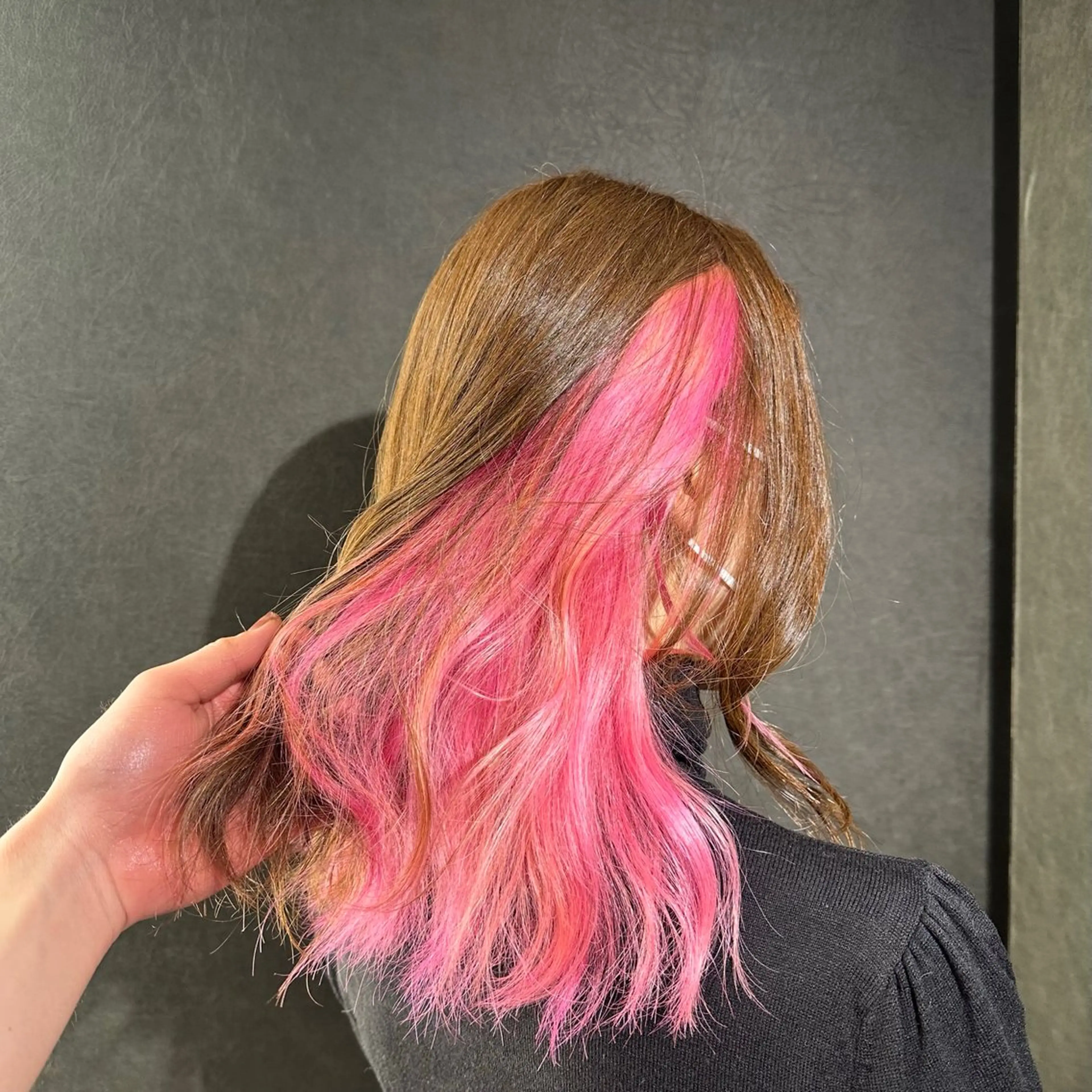 ミディアム カラー TAKUMI ハイトーン/ウルフのヘアスタイル