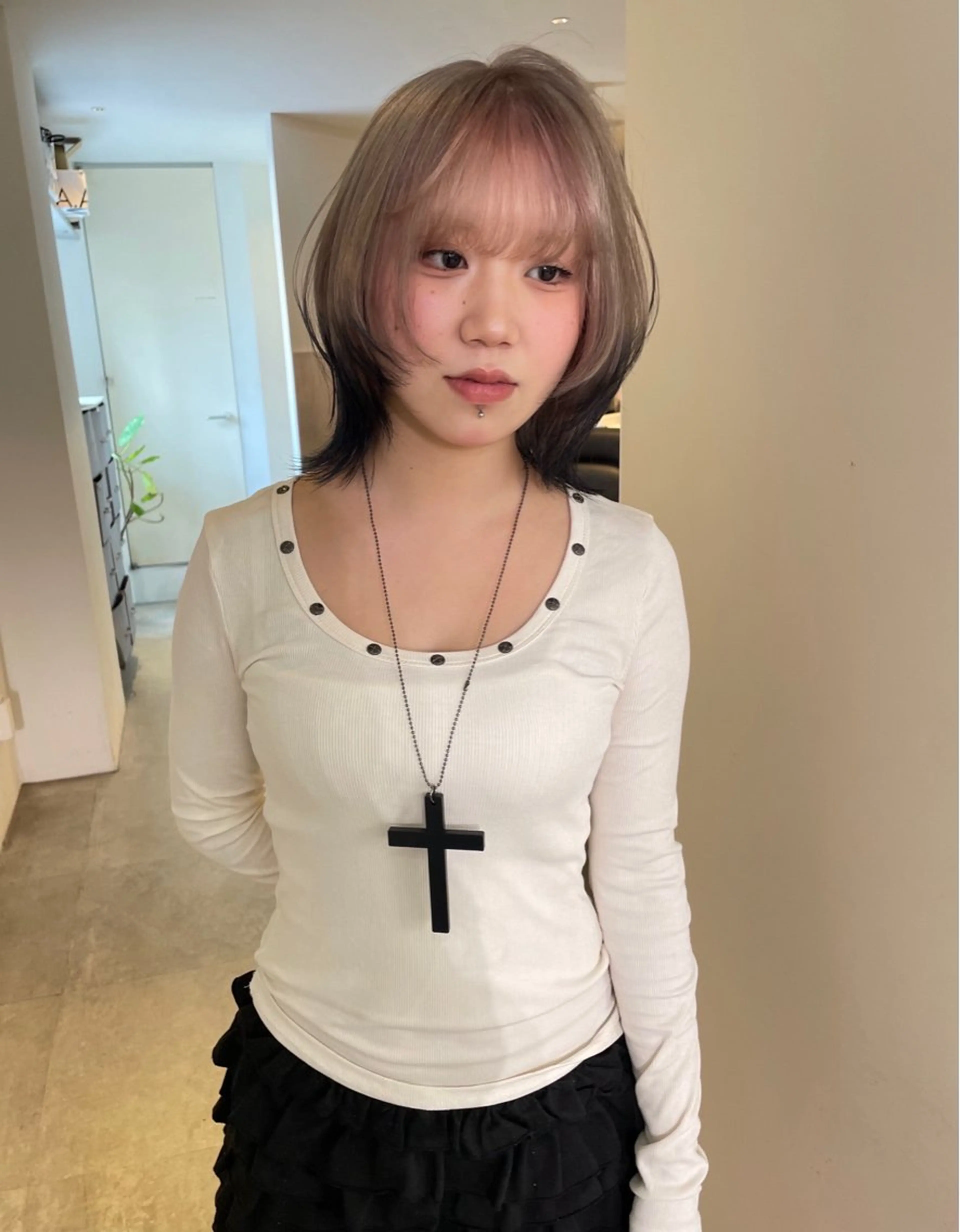 ミディアム カラー ブリーチ ケアブリーチ デザインカラー ハイトーンカラー 顔まわりレイヤー カット ヘアカラー トリートメント MIU/ルーツカラー 顔まわりレイヤーのヘアスタイル