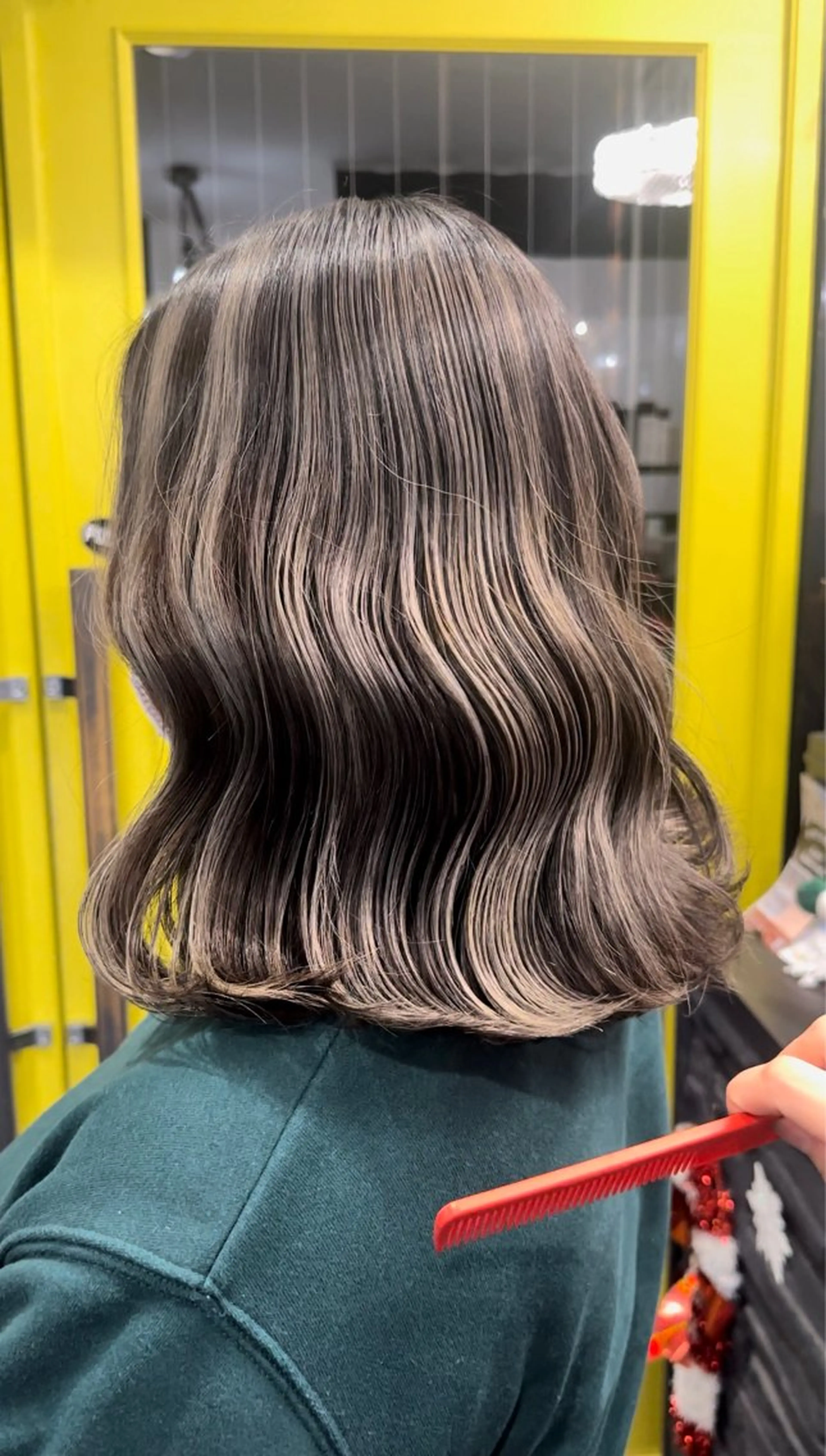 ミディアム カラー 桒村 沙綾のヘアスタイル