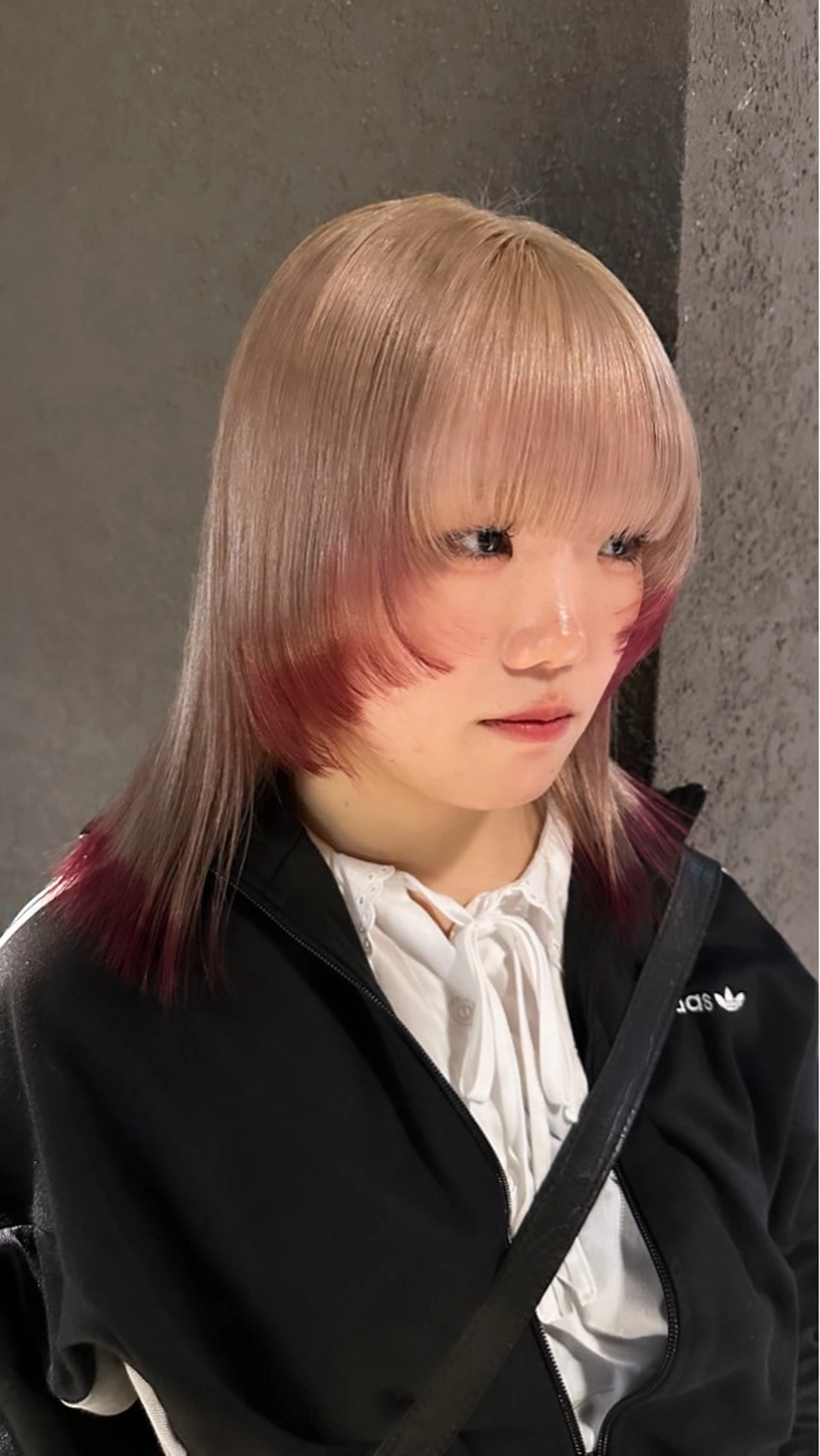 セミロング カラー ベージュカラー デザインカラー ミルクティーベージュ レイヤーカット ハイトーン/ ブリーチ/縮毛矯正のヘアスタイル