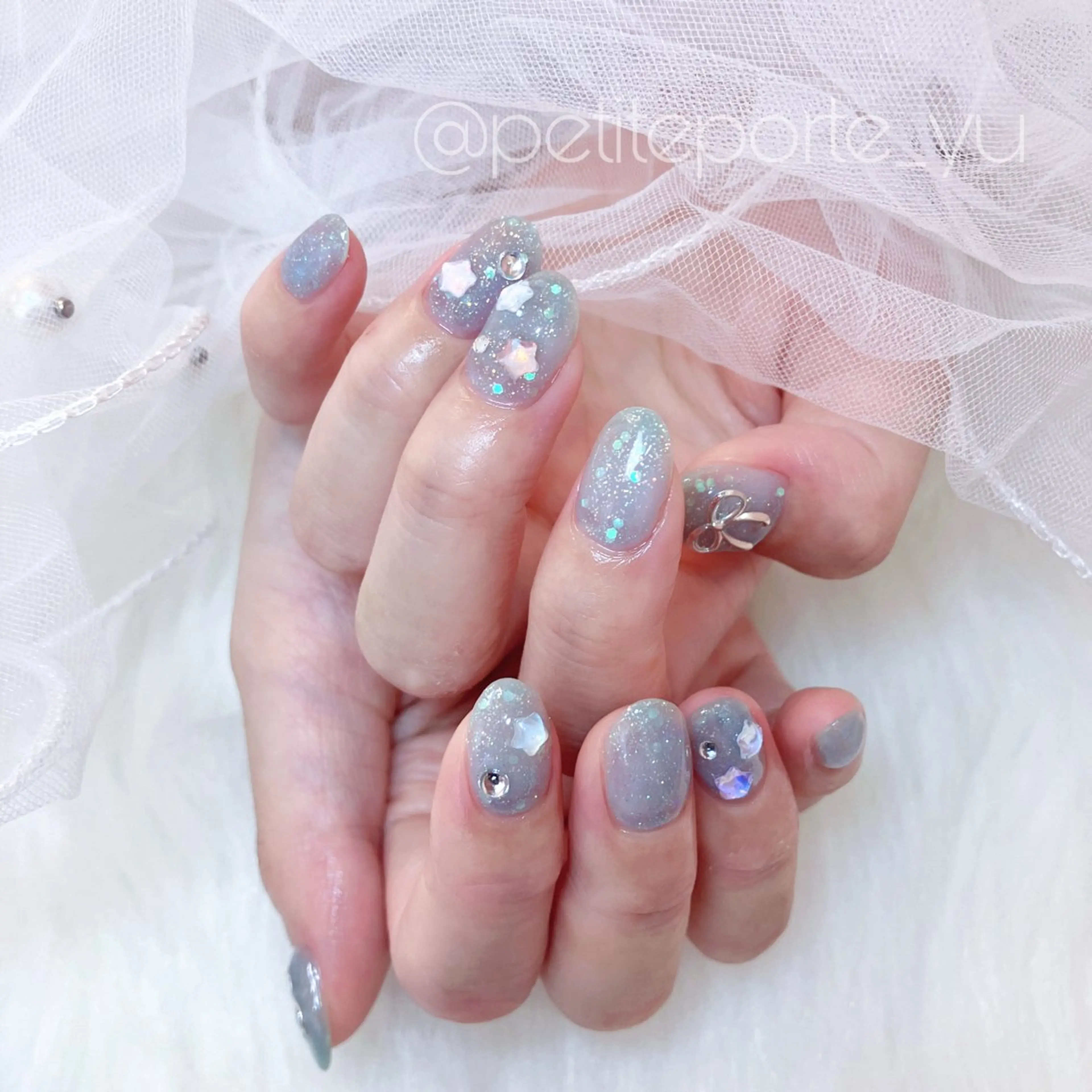 ネイル オーロラネイル ジェルネイル キラキラネイル ラメ(グリッター) 水色 ハンドネイル petite porteのネイルデザイン