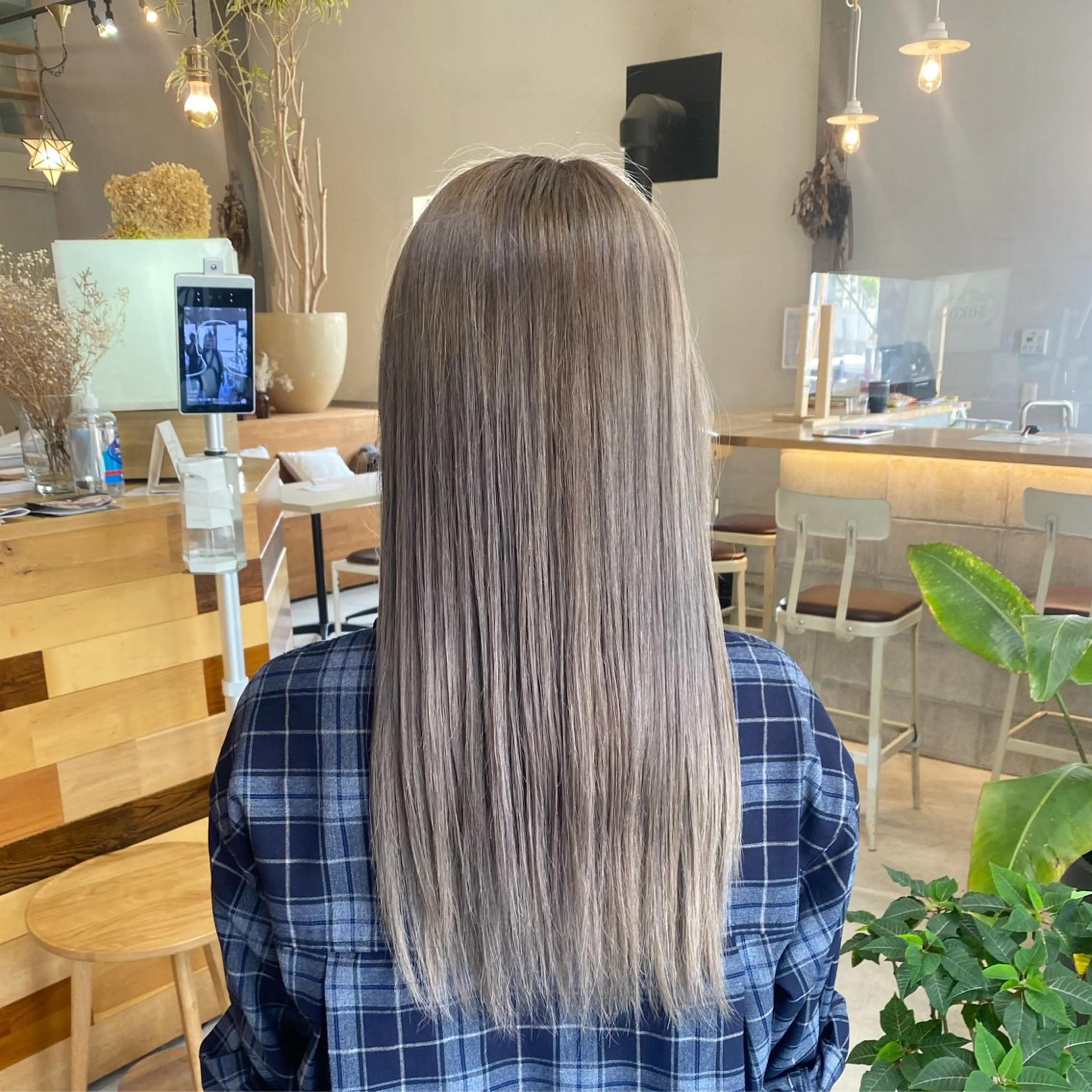 ロング カラー アッシュ ブリーチ ハイトーンカラー シルバー HAIR DESIGN chambord所属・大西 未来のヘアスタイル