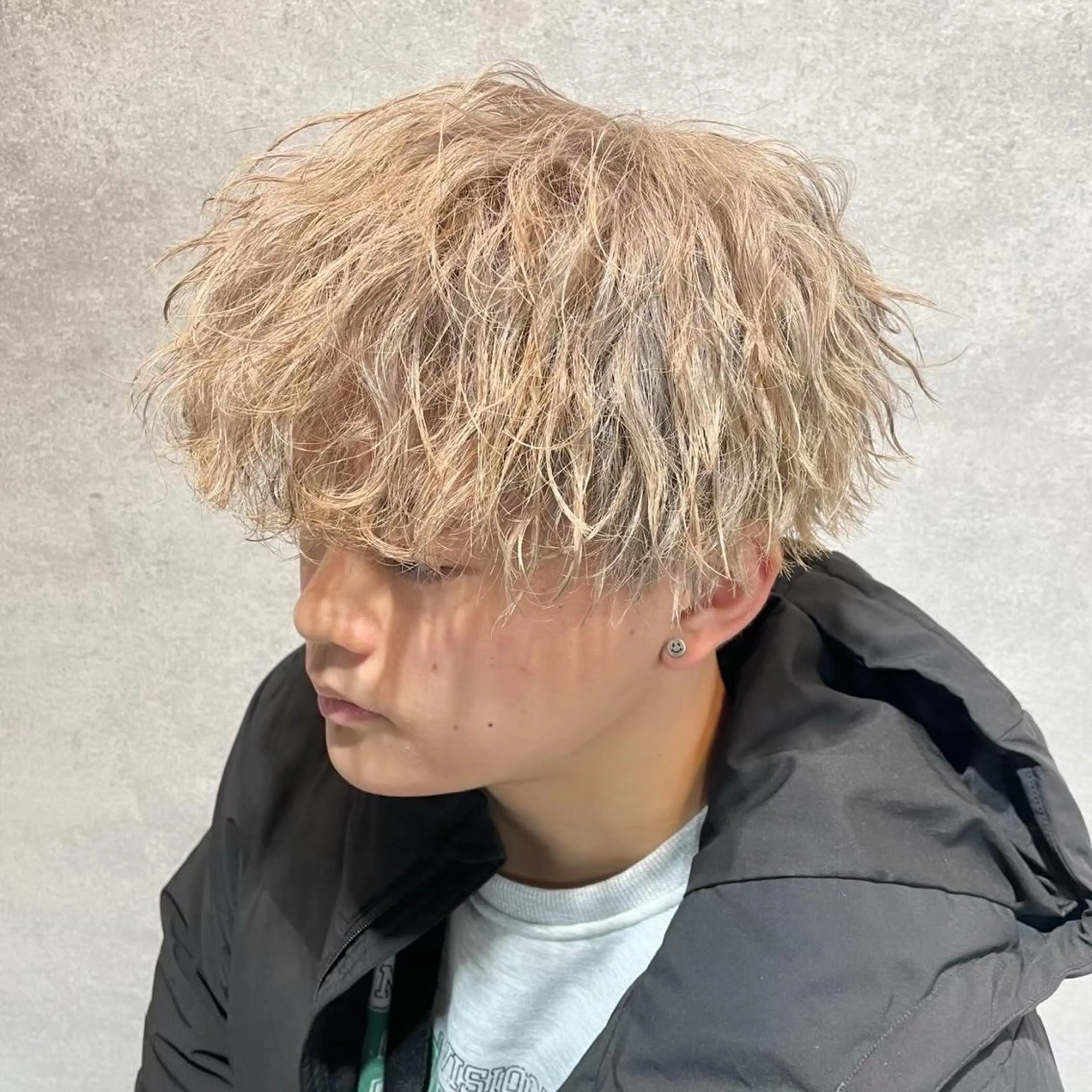 ミディアム カラー パーマ ヘアアレンジ メンズ ミディアムパーマ メンズパーマ メンズツイストパーマ 波巻きパーマ ツイストパーマ カット ヘアカラー トリートメント 💥社会人パーマ 小林 海斗💥のヘアスタイル
