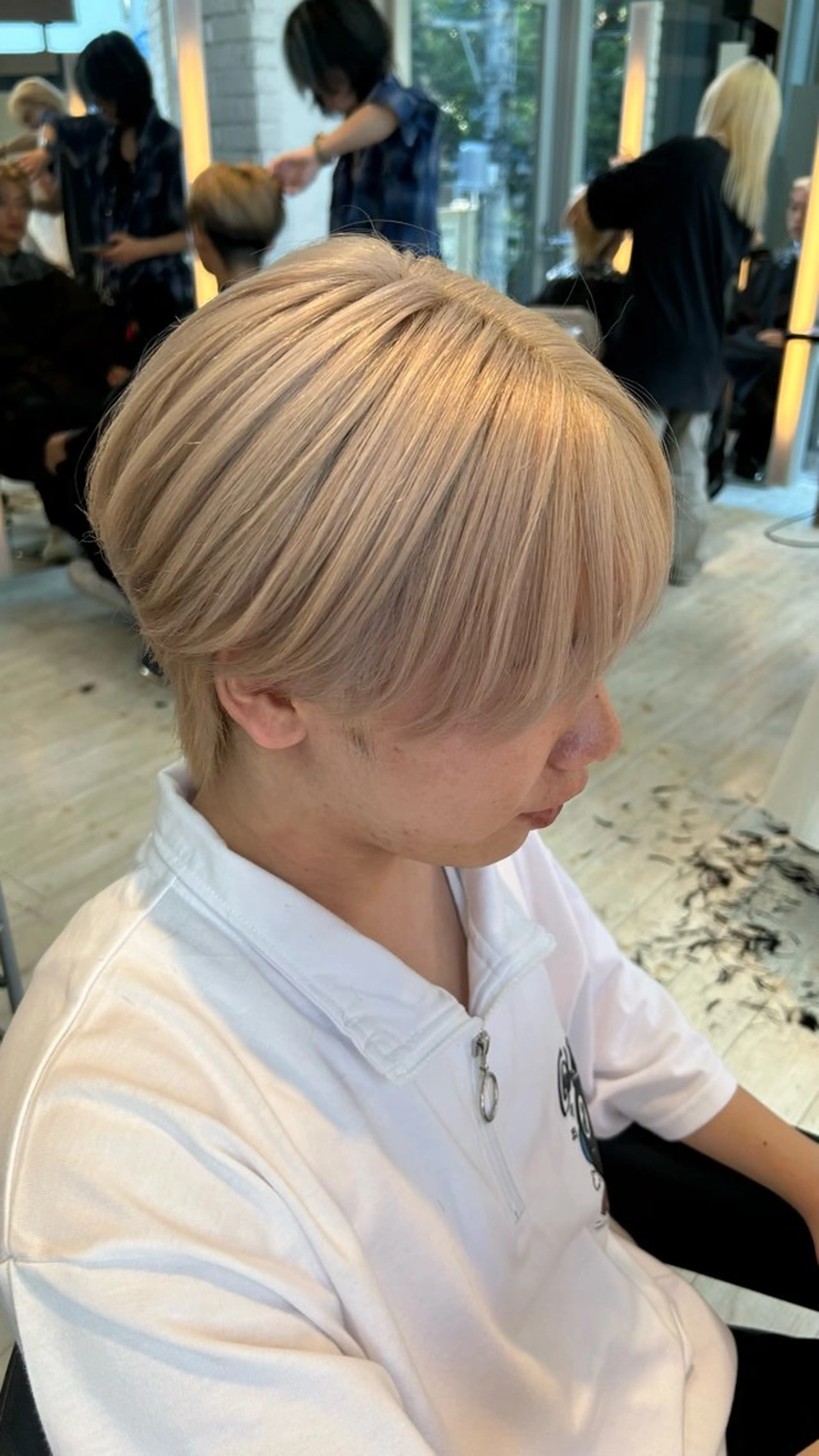 カラー メンズ メンズブリーチ ベージュカラー ブリーチ ブロンド ホワイトベージュ カット ヘアカラー トリートメント 有働由良／ハイトーン ／韓国メンズヘアのヘアスタイル