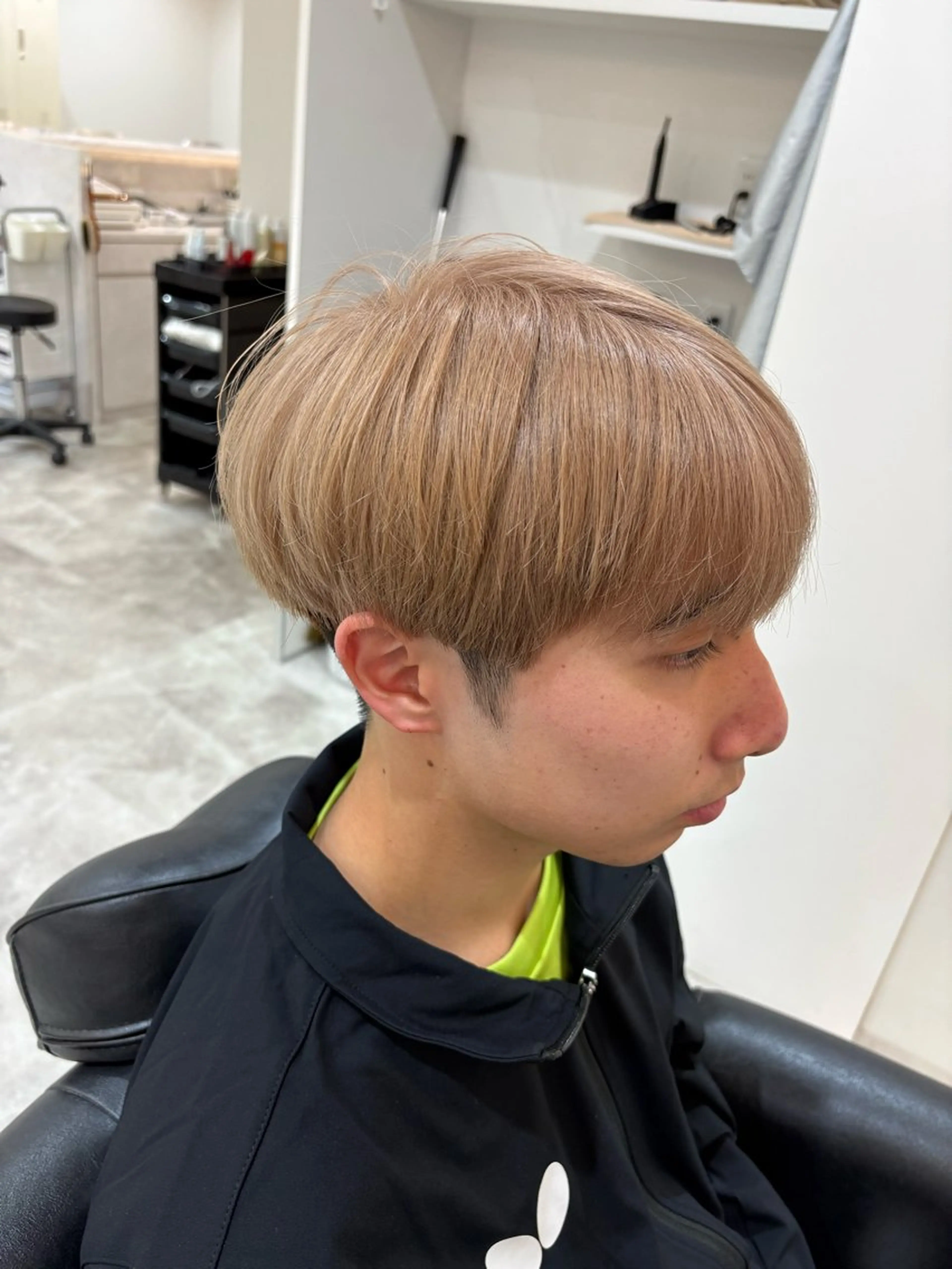 カラー メンズ メンズブリーチ ベージュカラー ブリーチ ミルクティーベージュ メンズ美容師/ フェザー/池戸晴也のヘアスタイル