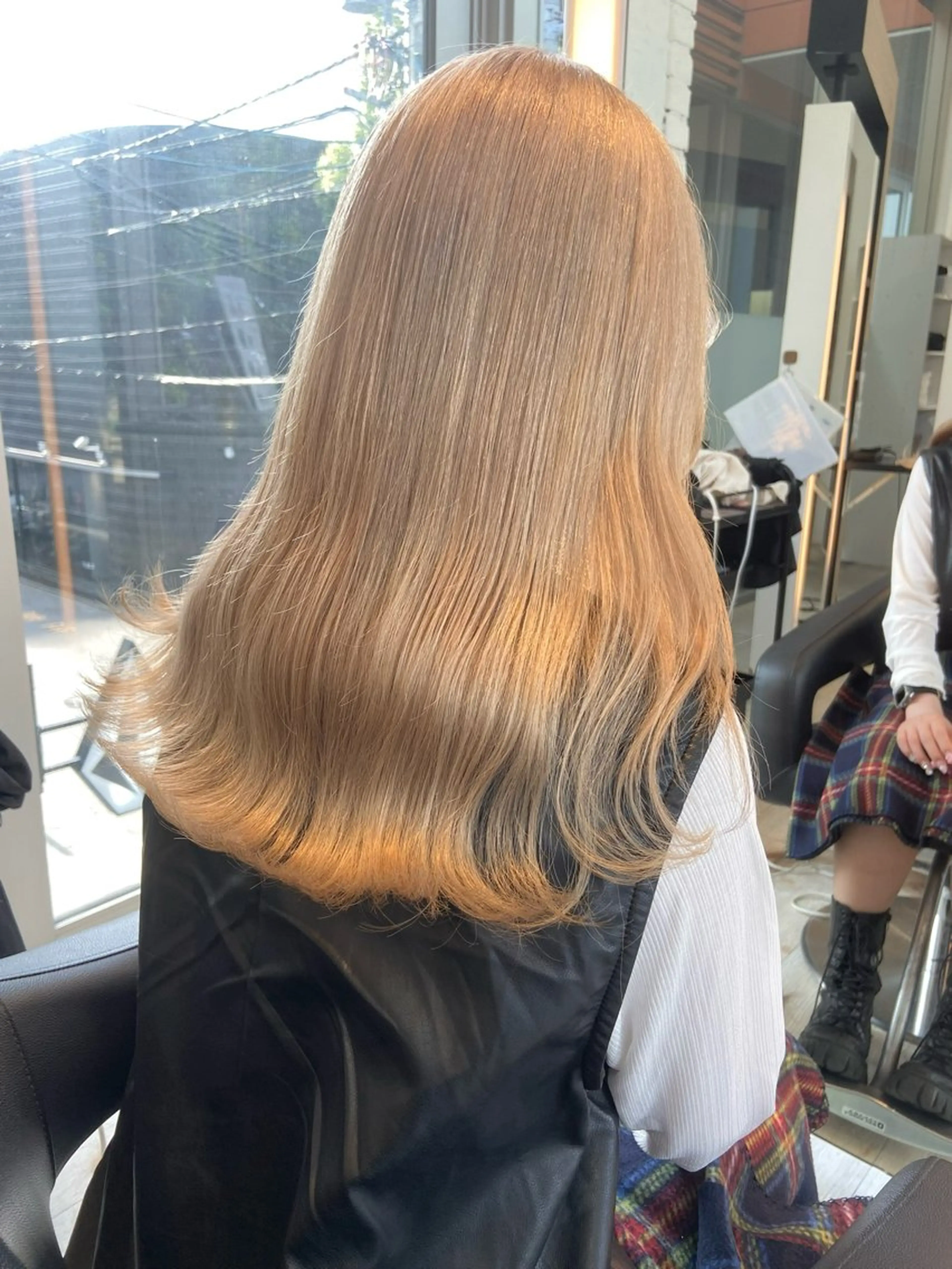 セミロング カラー ブリーチ/髪質改善/ ハイトーン/暖色のヘアスタイル