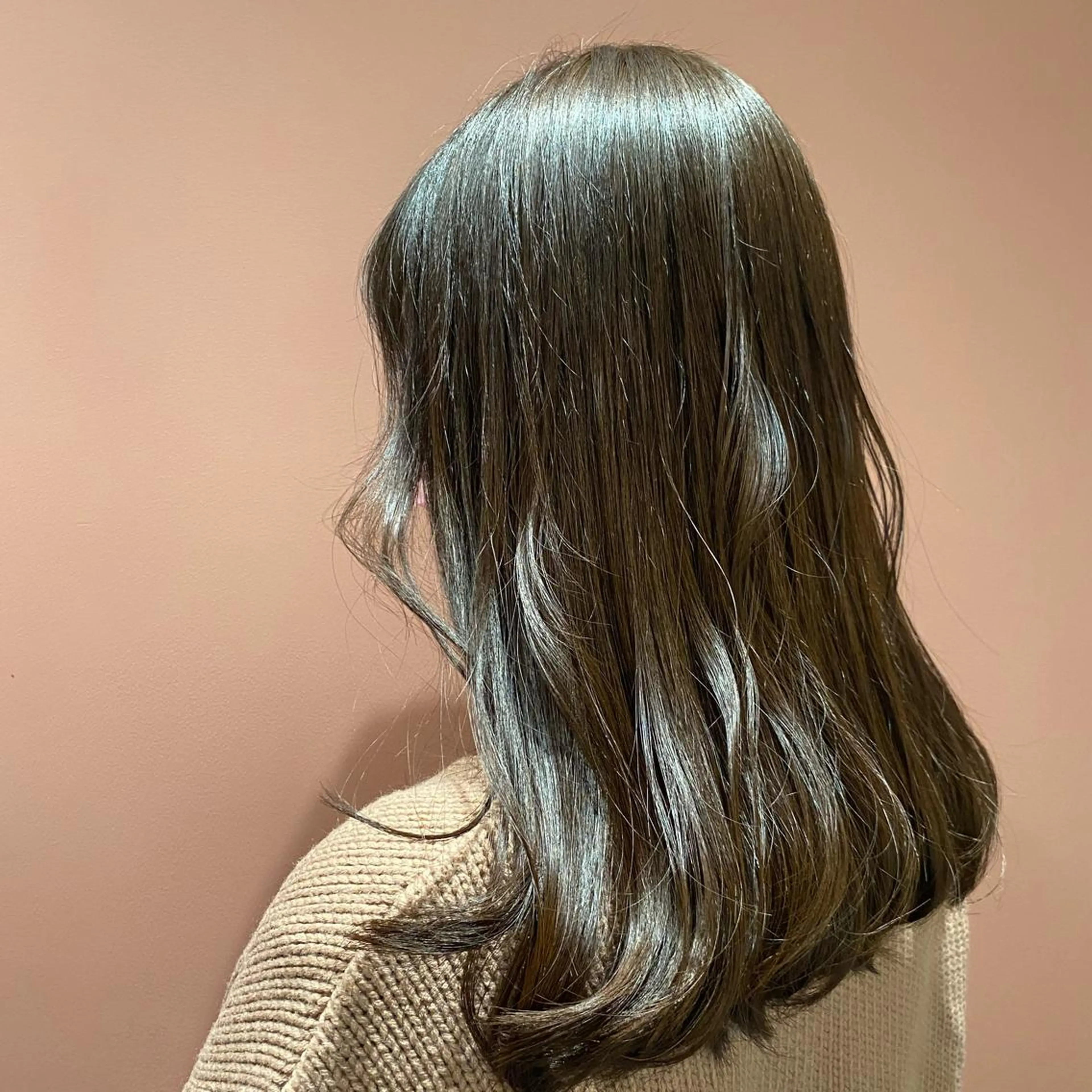 ロング カラー 透明感カラー オリーブカラー 宇田川 真央のヘアスタイル