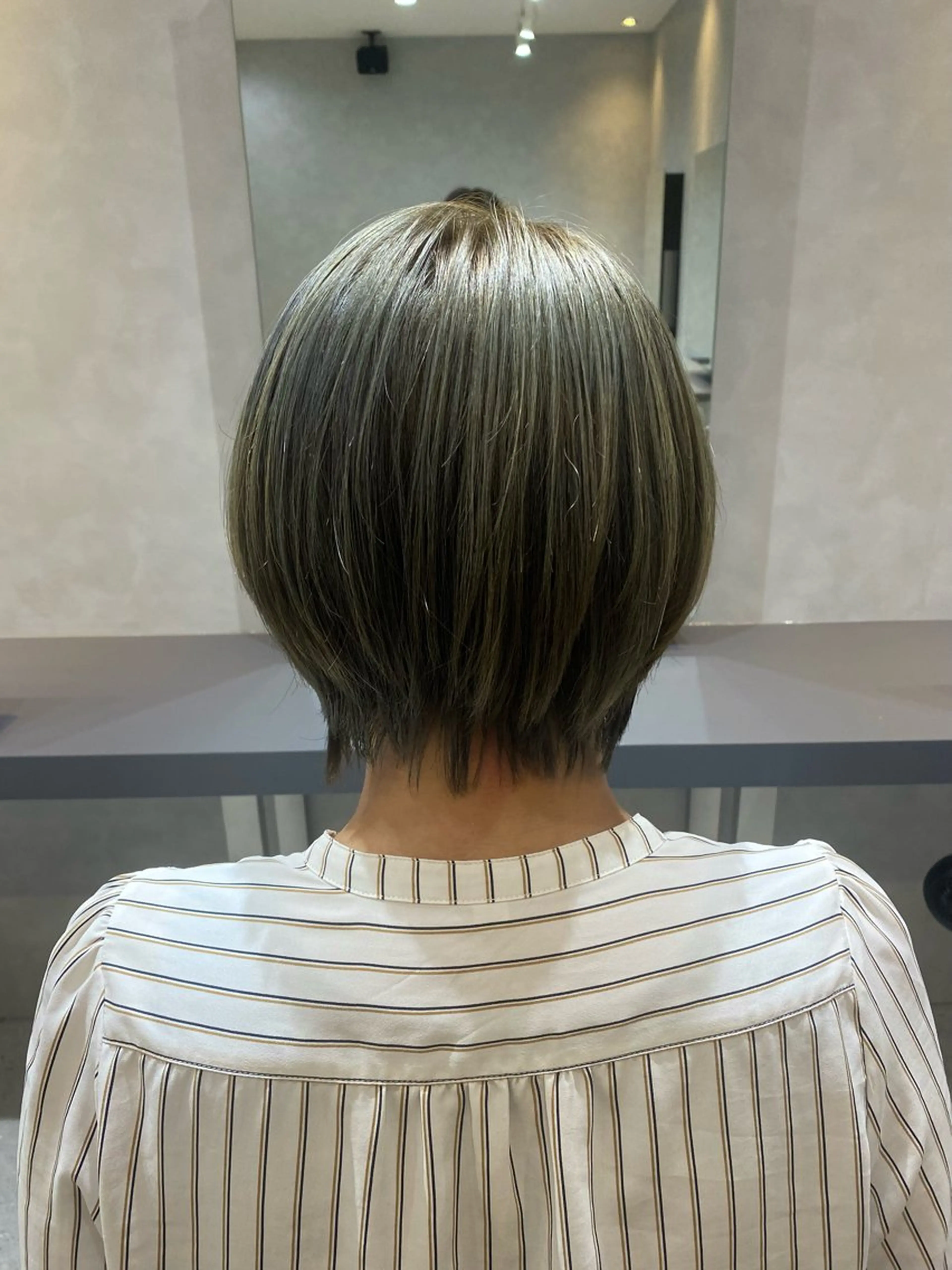 カラー アッシュ アッシュグレー ブリーチ 大林　恵理 【Agu 屋島】のヘアスタイル