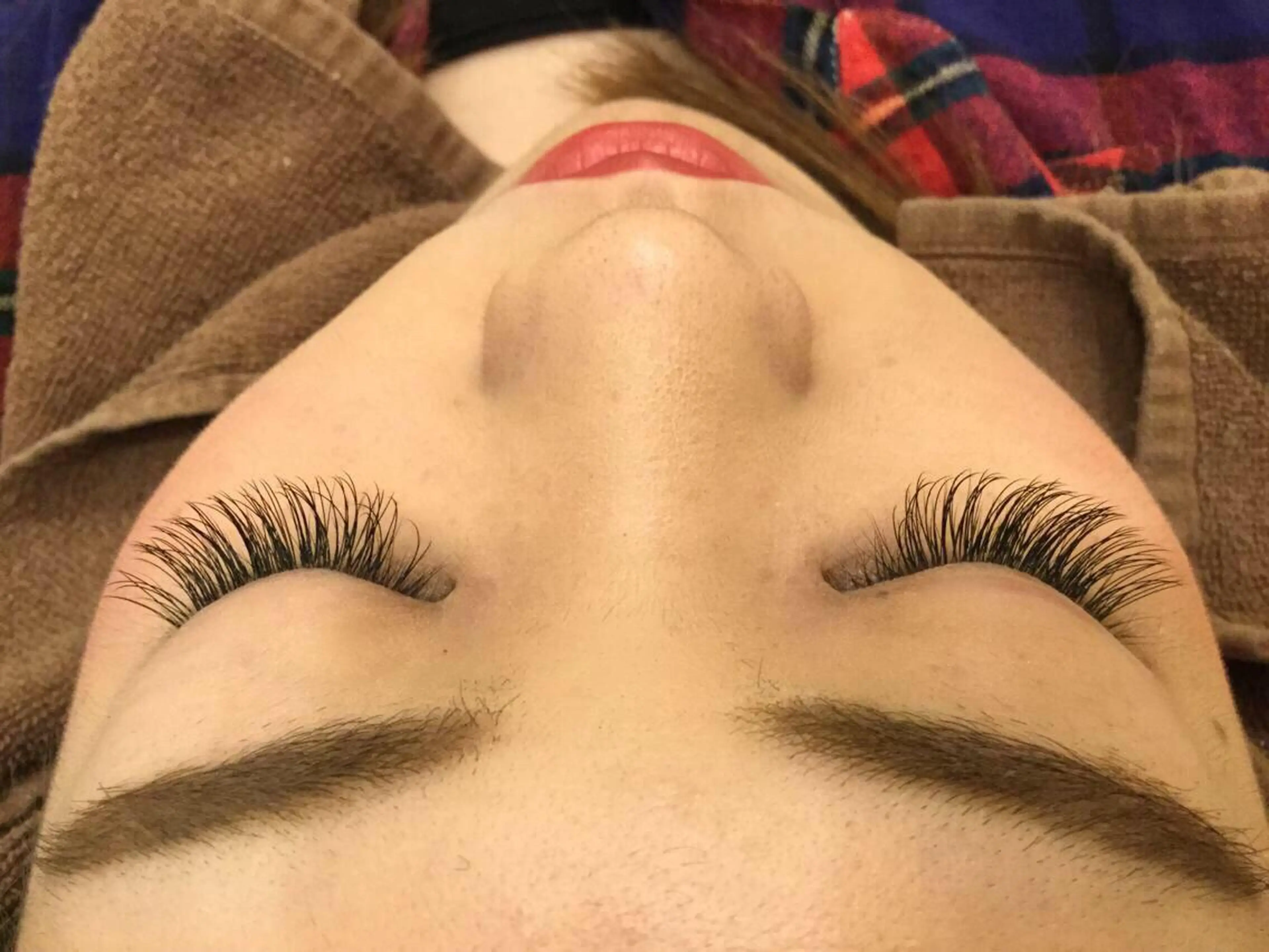 マツエク・マツパ レイヤーカット✖️ 柔らかベージュカラーのヘアスタイル