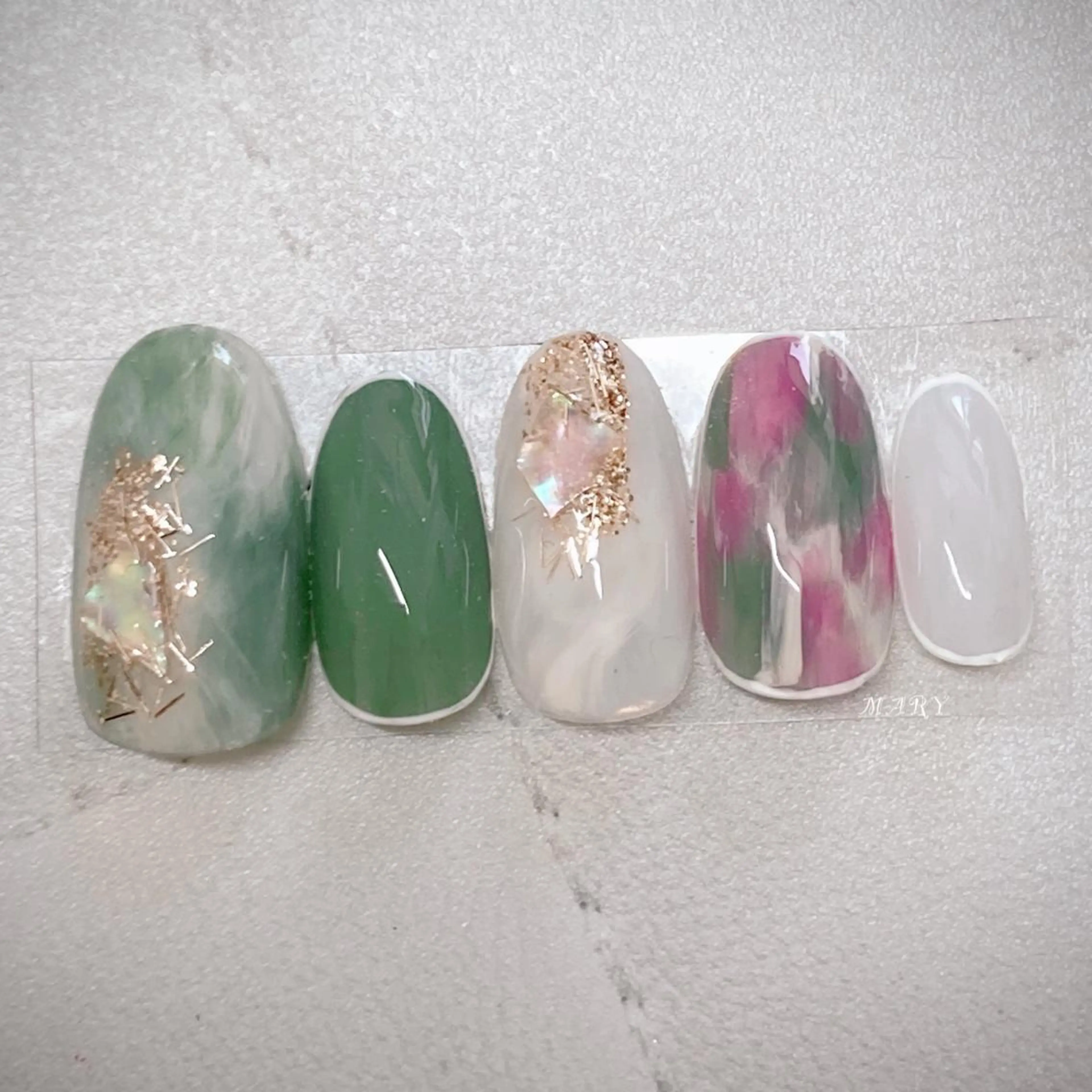 ネイル グリーン ニュアンスネイル ワンカラーネイル ハンドネイル Mary nail所属・Mary nail .narumiのネイルデザイン