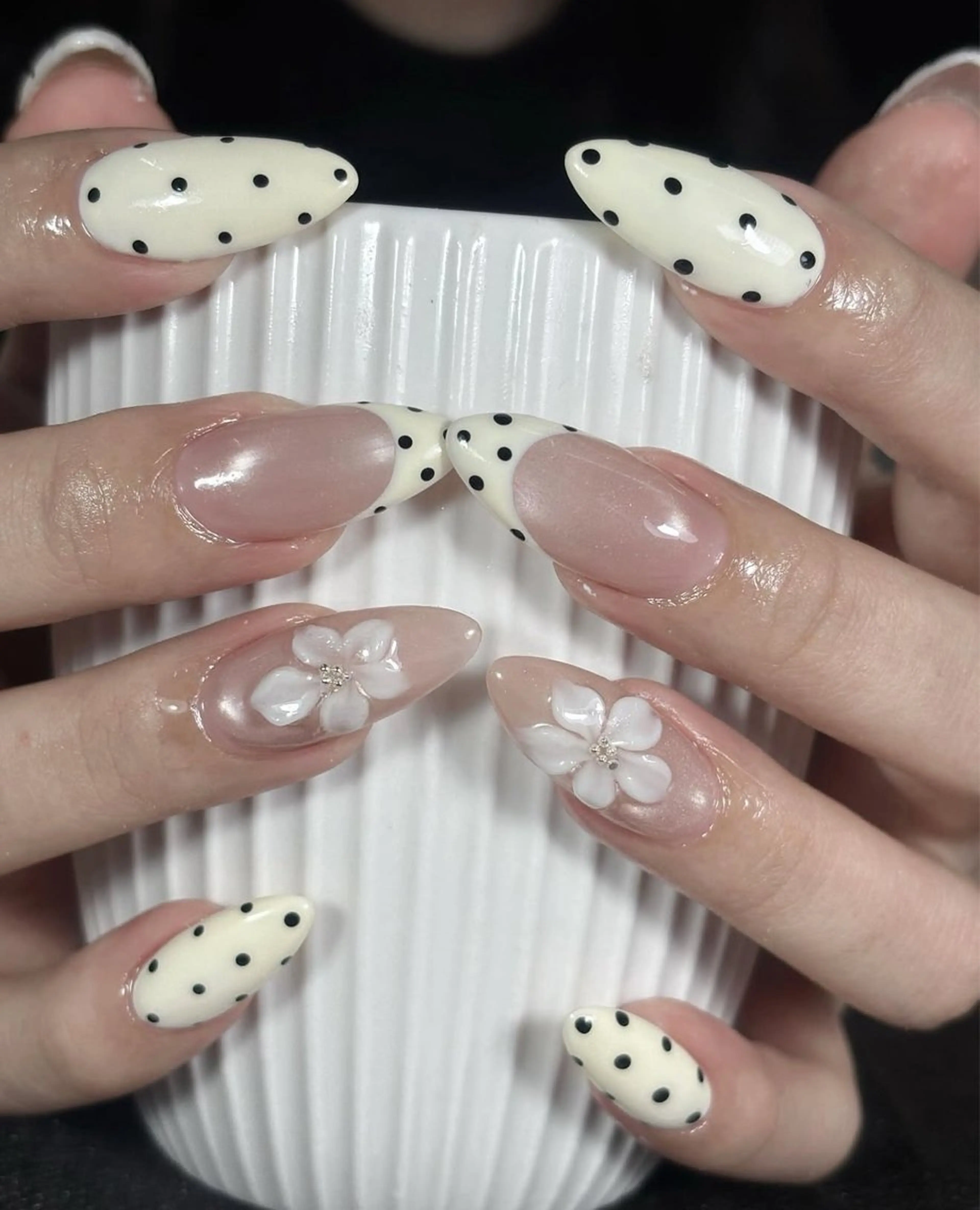ネイル キラキラネイル マグネットネイル ぷっくりネイル 春ネイル ワンホンネイル ハンドネイル Lyna 池袋のネイルデザイン