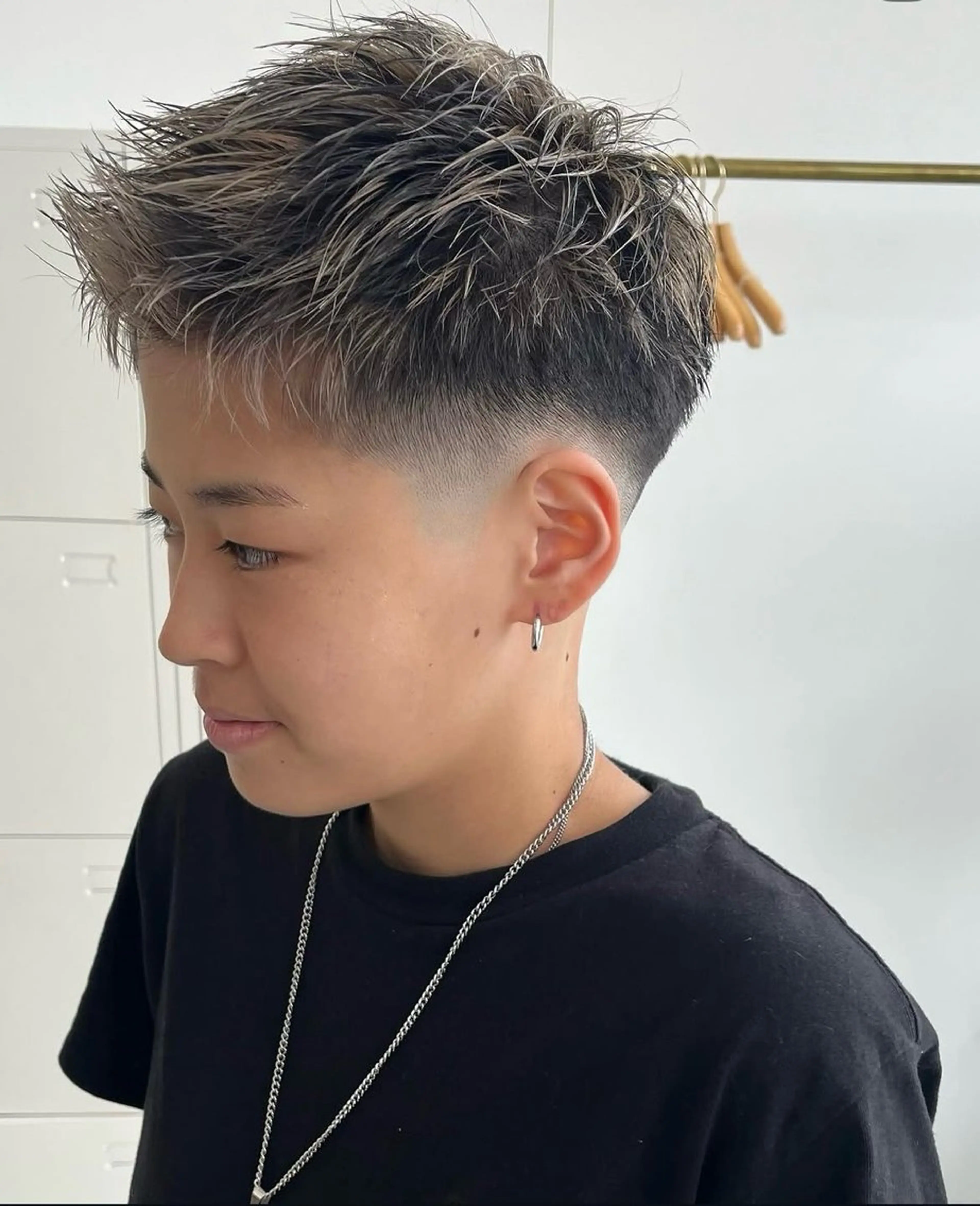 ショート メンズ フェードカット フェザーパーマ メンズハイライト メンズパーマ メンズツイストパーマ 網谷 萌夏のヘアスタイル