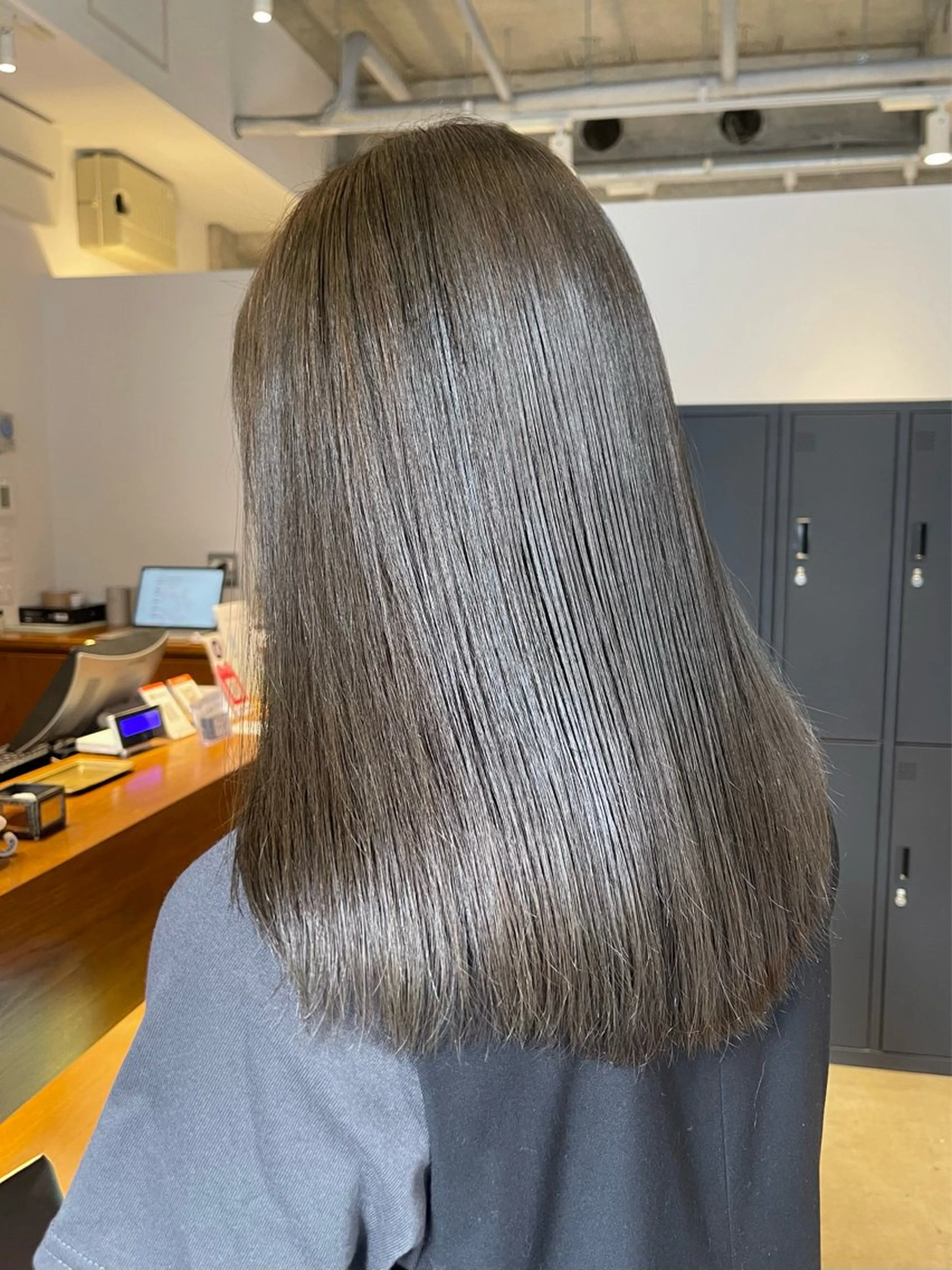 セミロング カラー 🫧うる艶レイヤー /グレージュ🪐リサのヘアスタイル