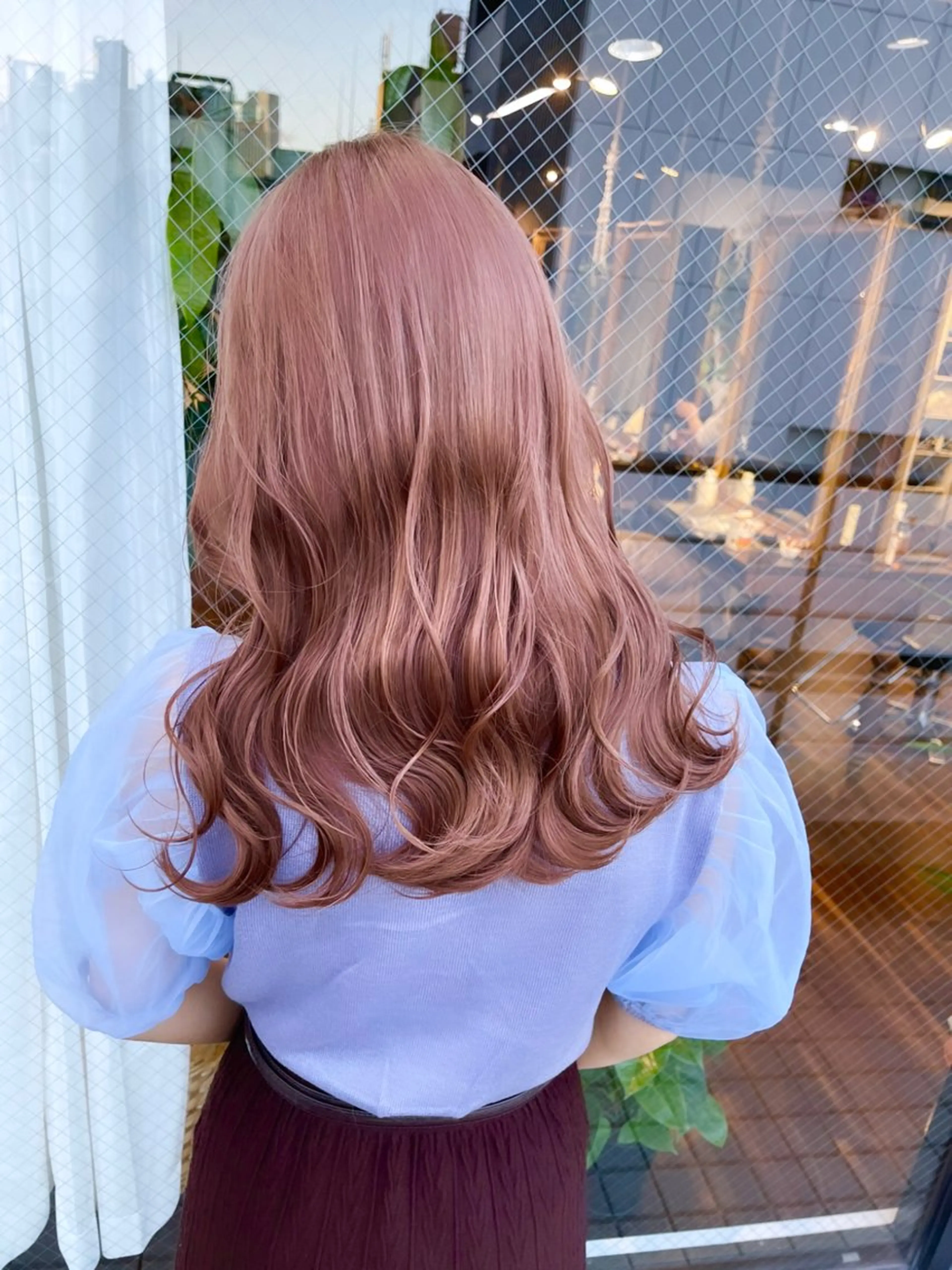 ロング カラー ヘアアレンジ ベージュカラー ブリーチ イヤリングカラー ハイトーンカラー ミルクティーベージュ カット ヘアカラー トリートメント 髪質改善/レイヤー 縮毛矯正/ケラチン耀のヘアスタイル