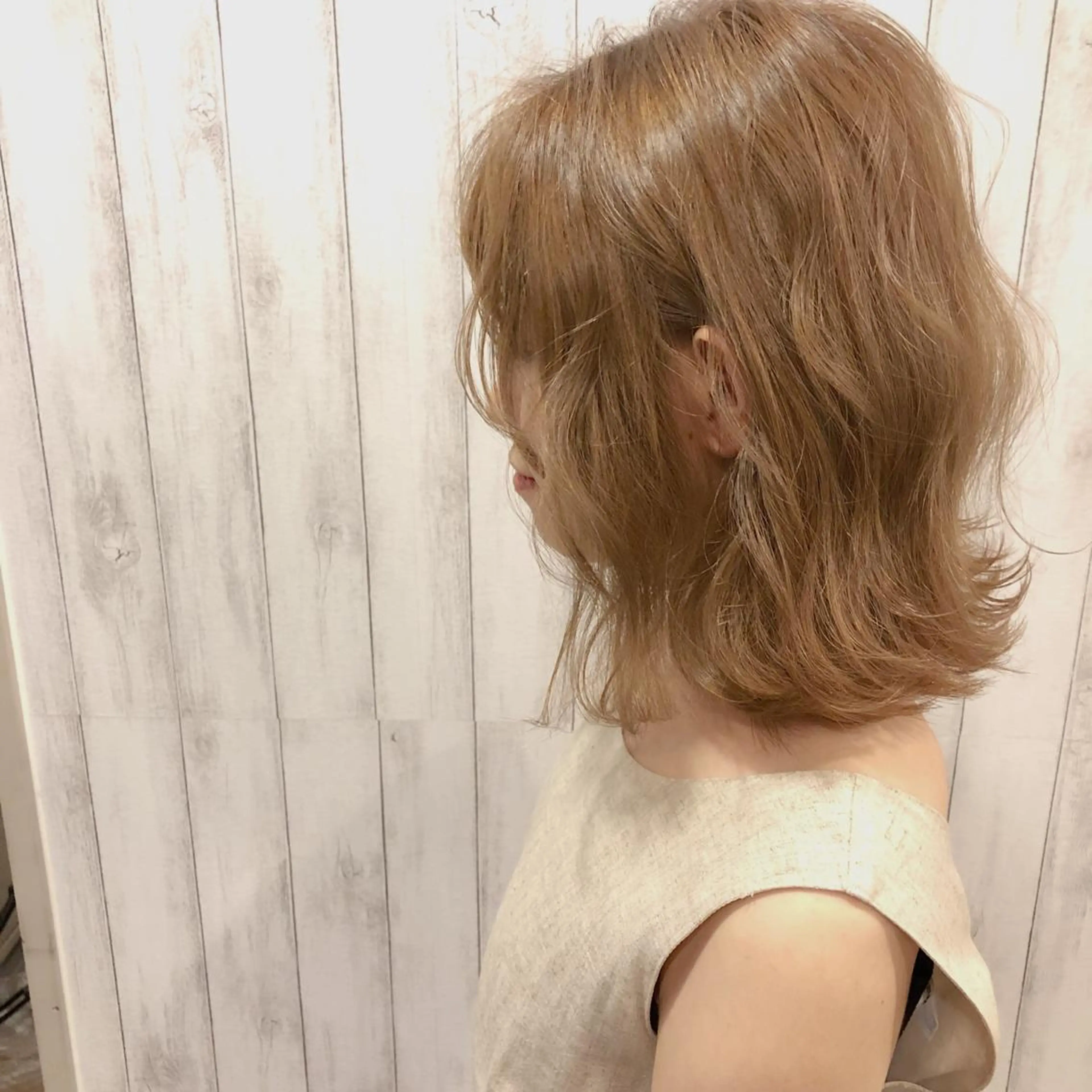 ショート カラー ベージュカラー ブリーチ ミルクティーベージュ 美髪専門サロン kazuのヘアスタイル