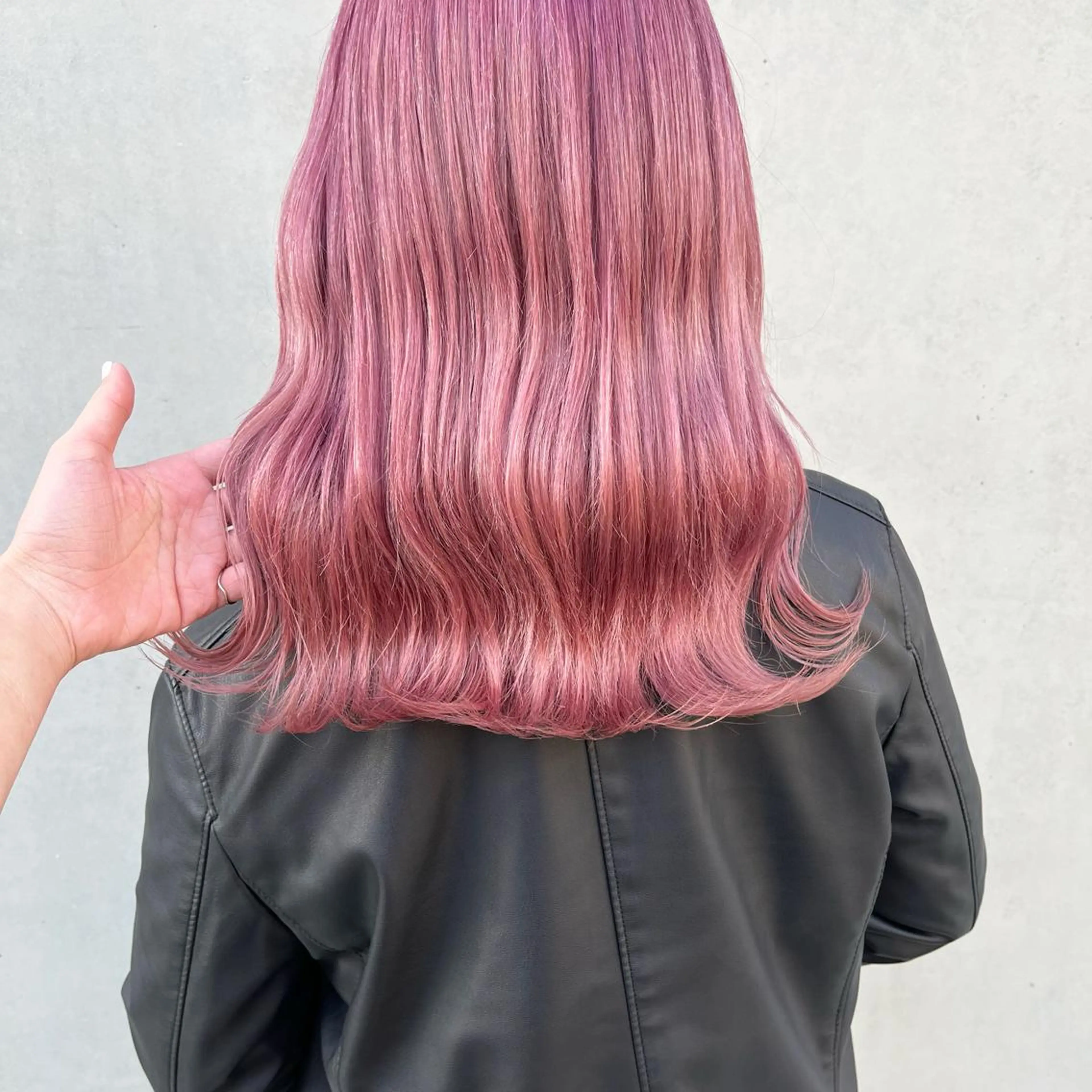 ミディアム カラー ヘアアレンジ ピンクカラー 八巻 晴香のヘアスタイル