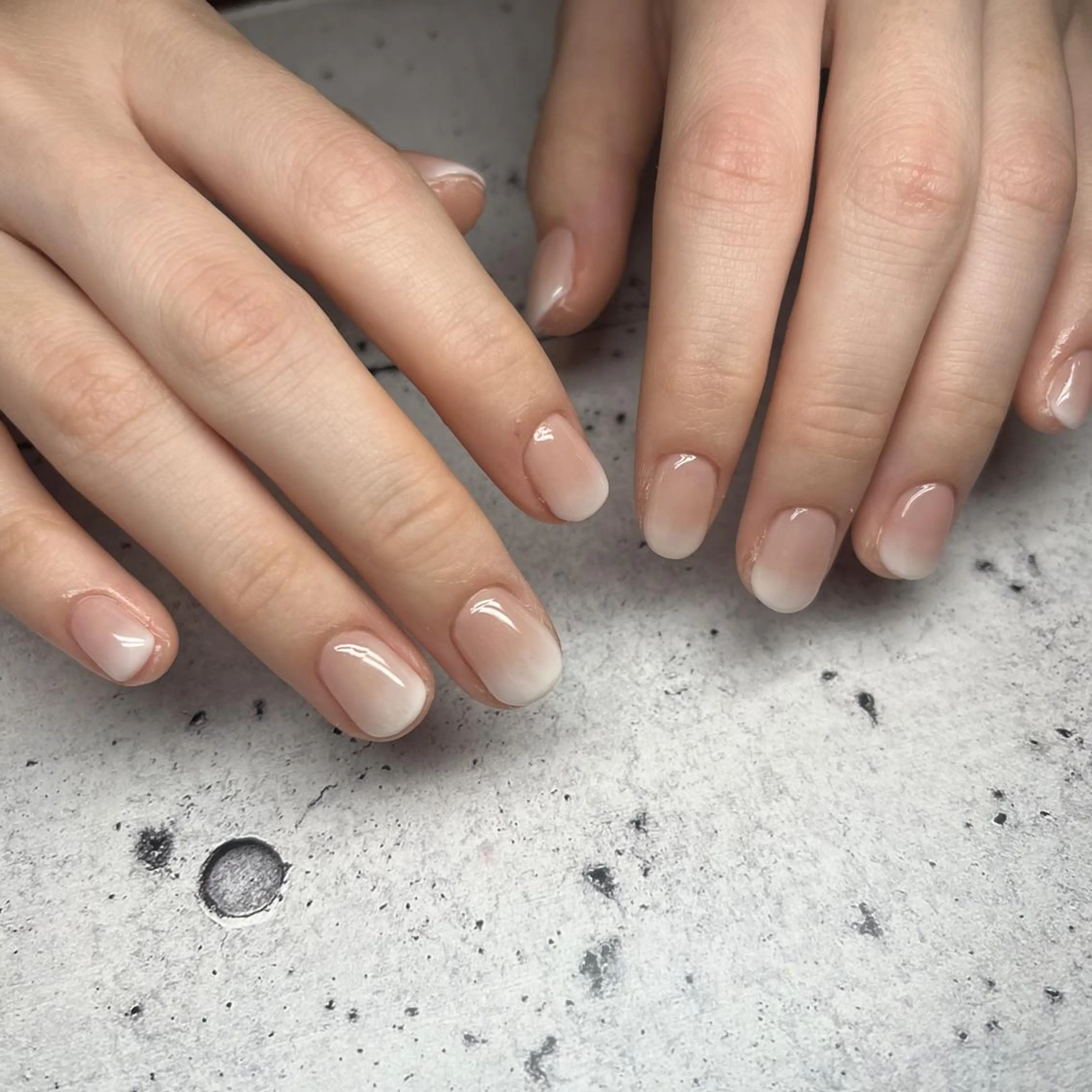 ネイル グラデーション ホワイト ハンドネイル mingo .のネイルデザイン