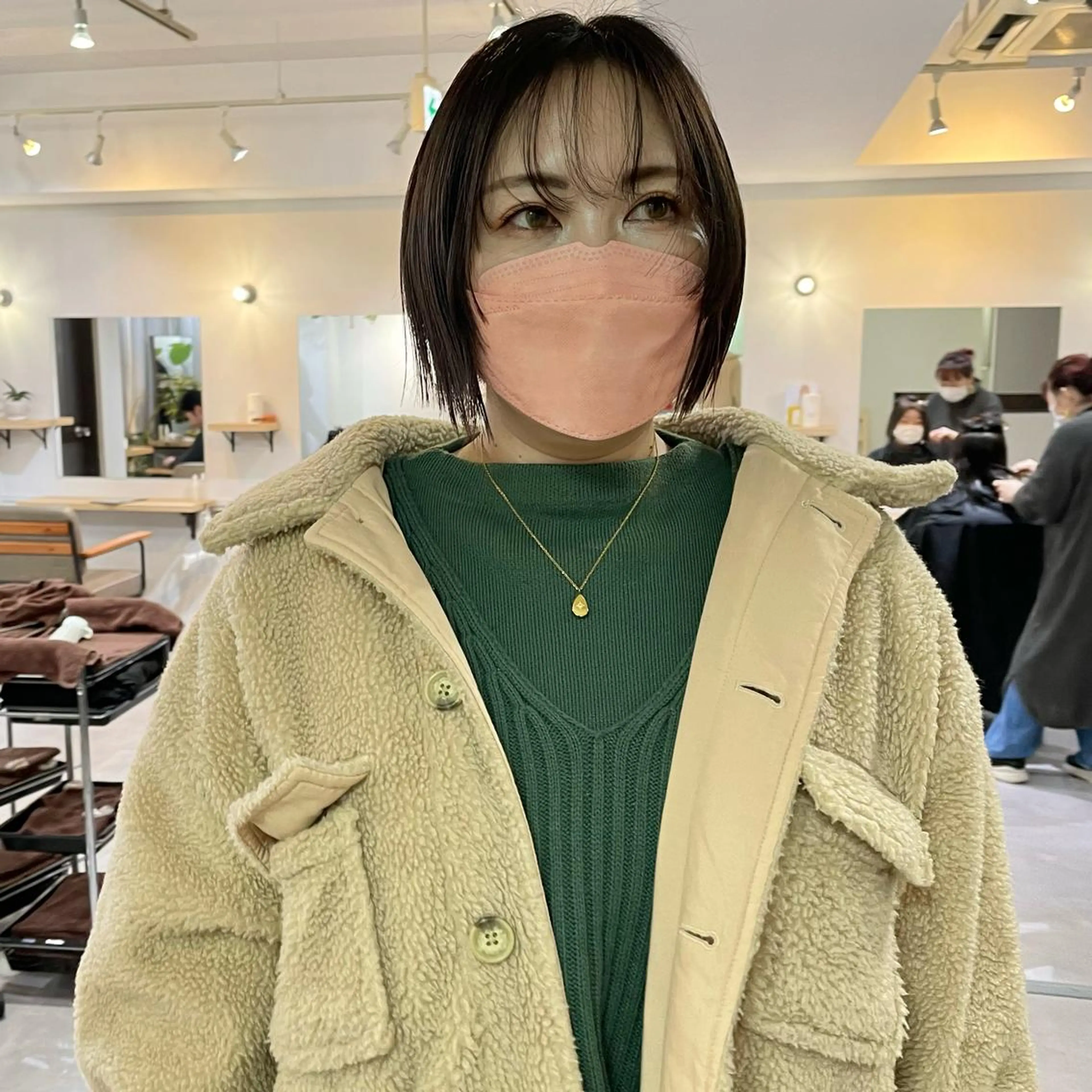 ショート カラー 顔まわりレイヤー レイヤーカット シースルーバング ショート　ボブ メンズ　パーマのヘアスタイル