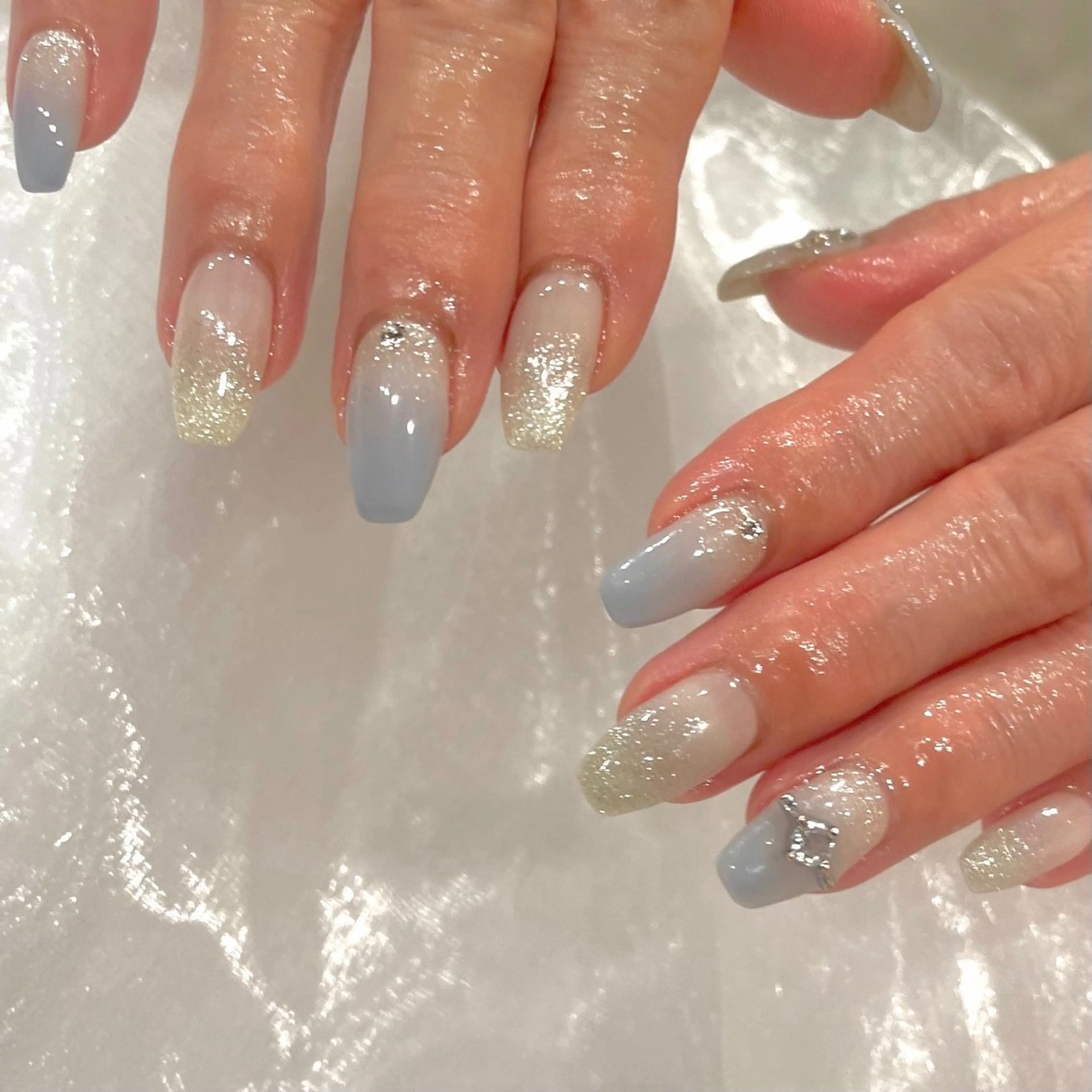 ネイル アートネイル ブルー グラデーション キラキラネイル ラメ(グリッター) ハンドネイル COCO NAILのネイルデザイン