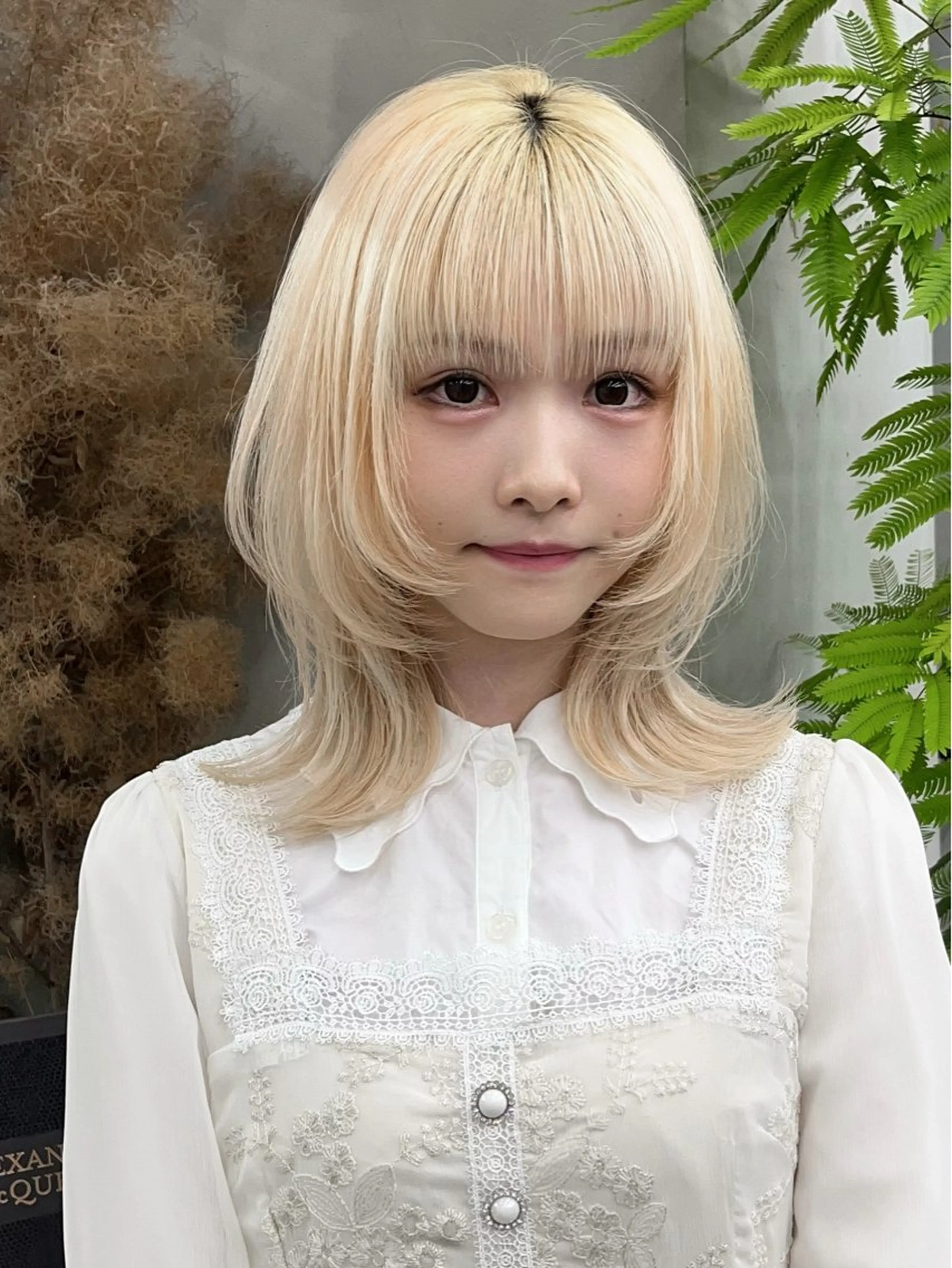 セミロング 顔まわりレイヤー 顔周りカット レイヤーカット ウルフカット カット ヘアカラー イツク ⚡️ ルーツ/ハイトーンのヘアスタイル