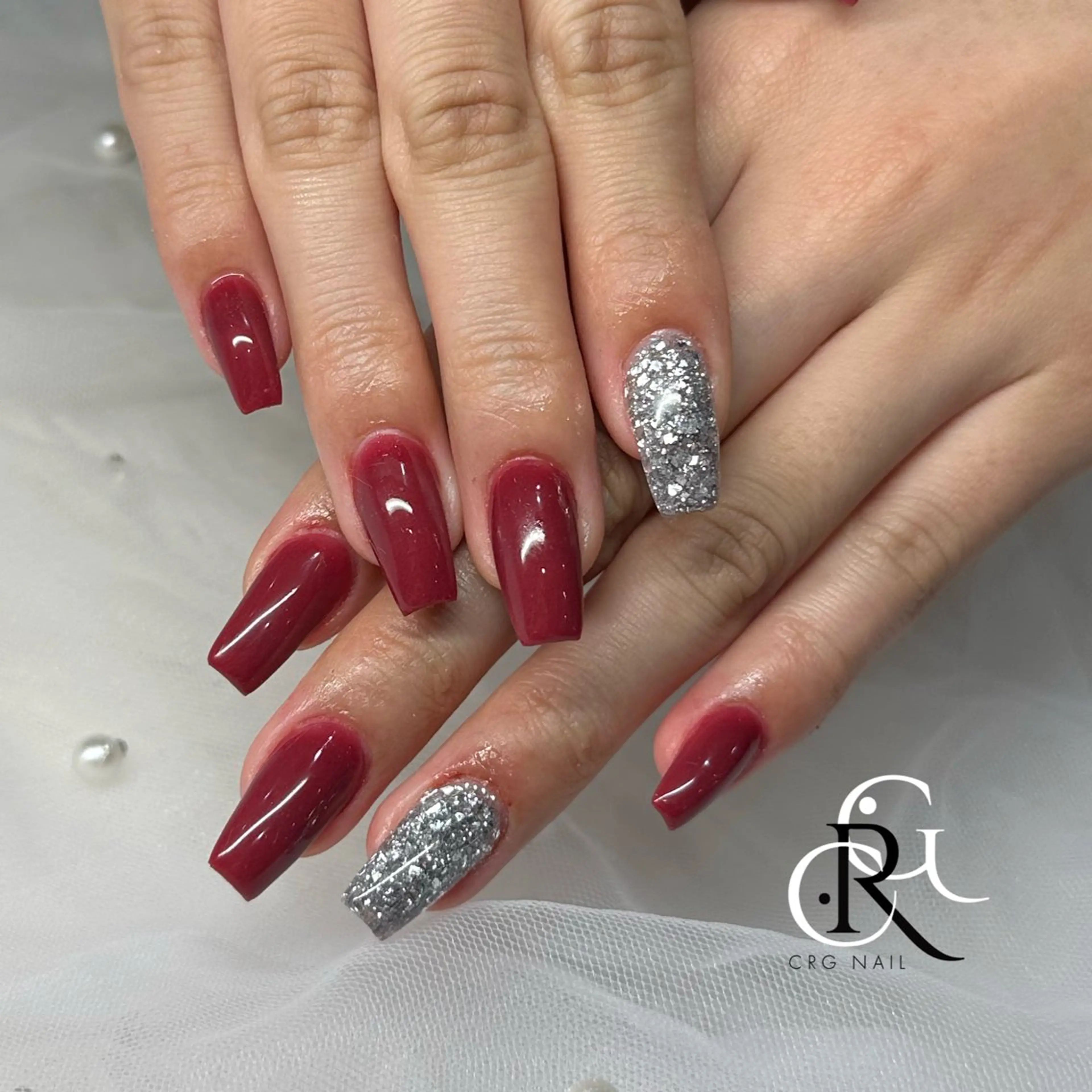 ネイル ボルドー ラメ(グリッター) ワンカラーネイル シルバー ハンドネイル 美フォルム✨ CRG RURIのネイルデザイン