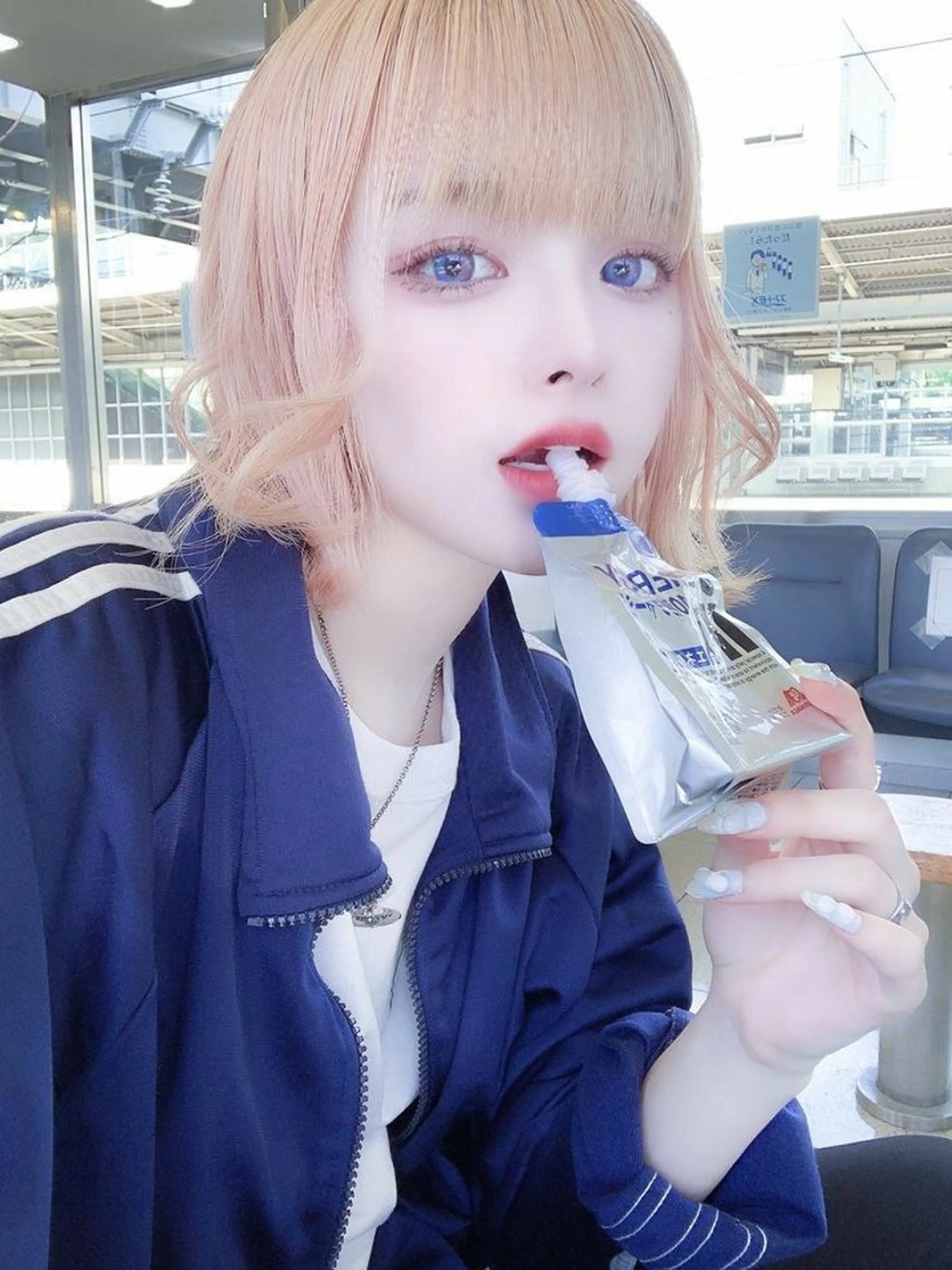 ミディアム カラー ハイトーン/ベージュ デザイン/りくとのヘアスタイル