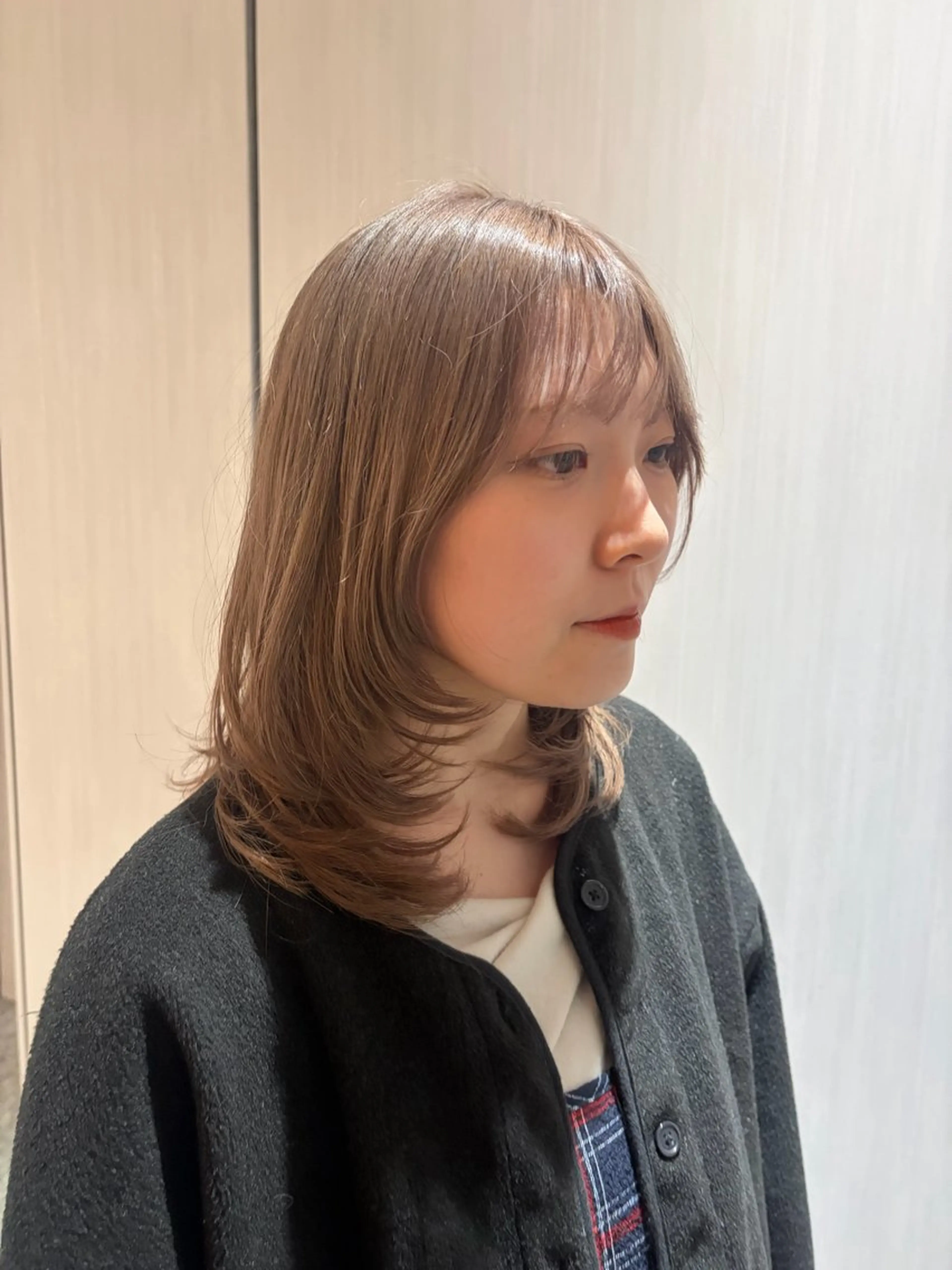 ミディアム カラー ベージュカラー ブリーチ 透明感カラー グレージュ オリーブベージュ カット ヘアカラー cana 札幌レイヤースタイルのヘアスタイル