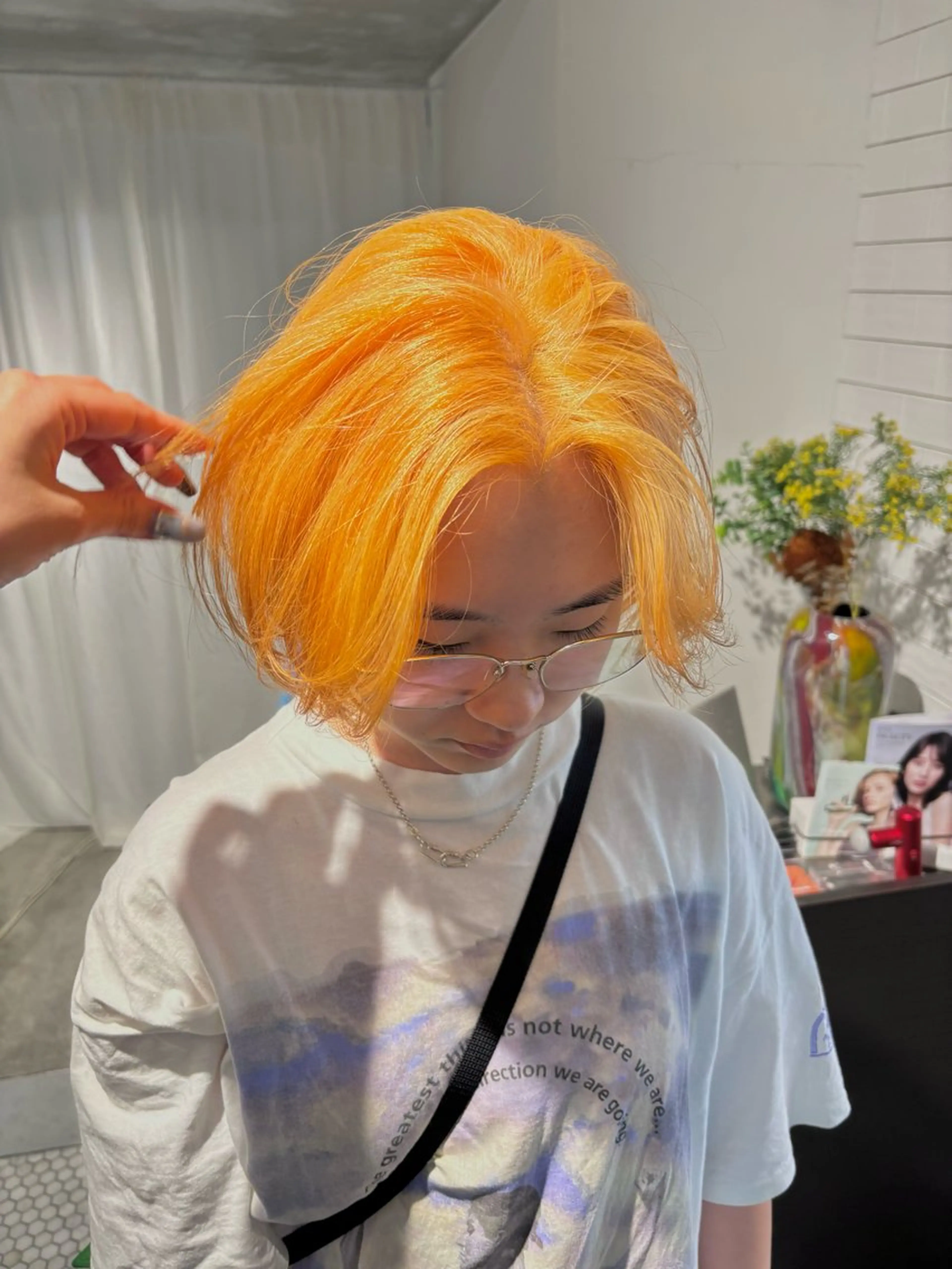 ショート カラー ブリーチ ハイトーンカラー オレンジ ショートヘア 井上 唯のヘアスタイル