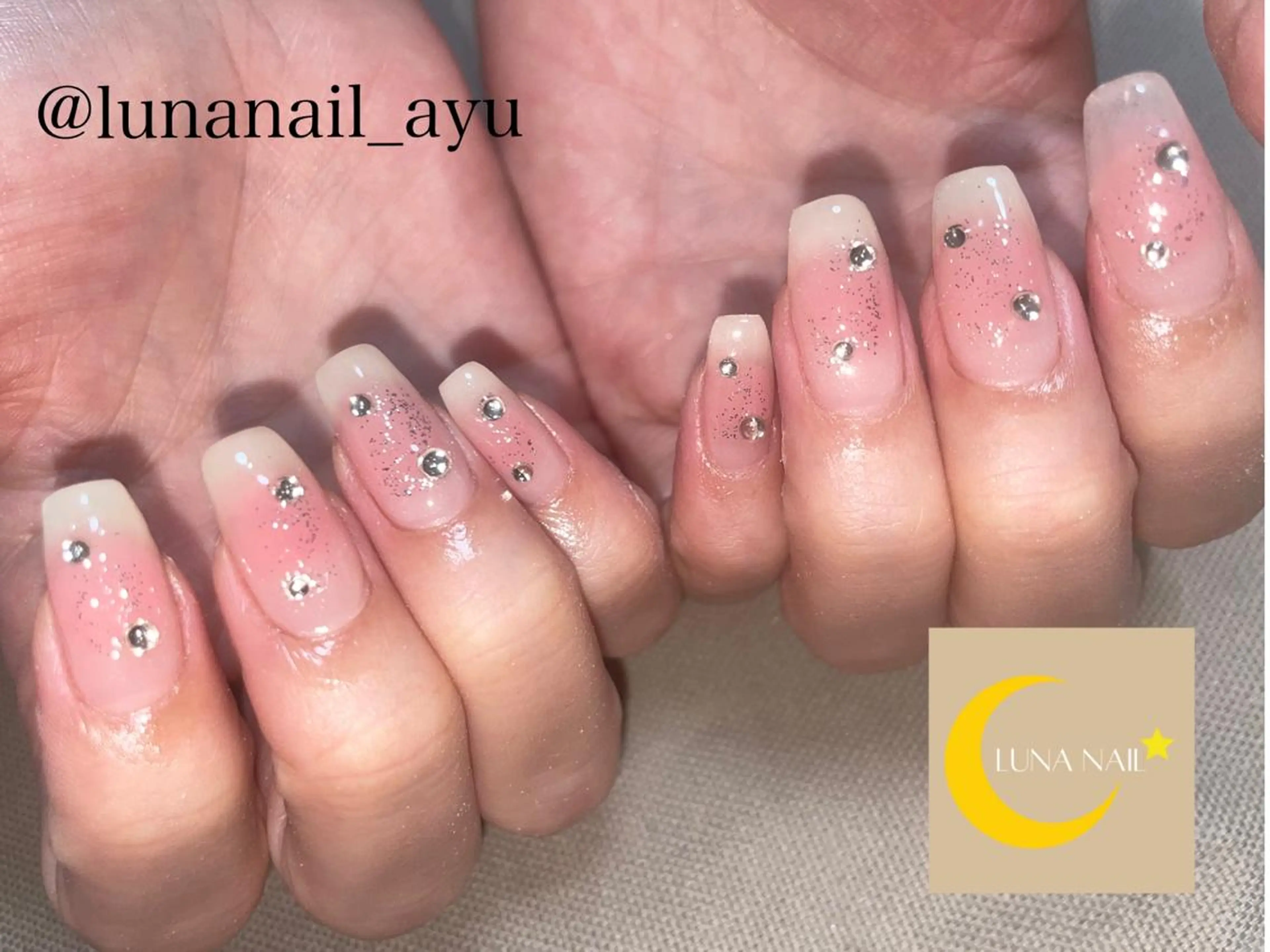 ミディアム LUNA NAIL ayuのネイルデザイン