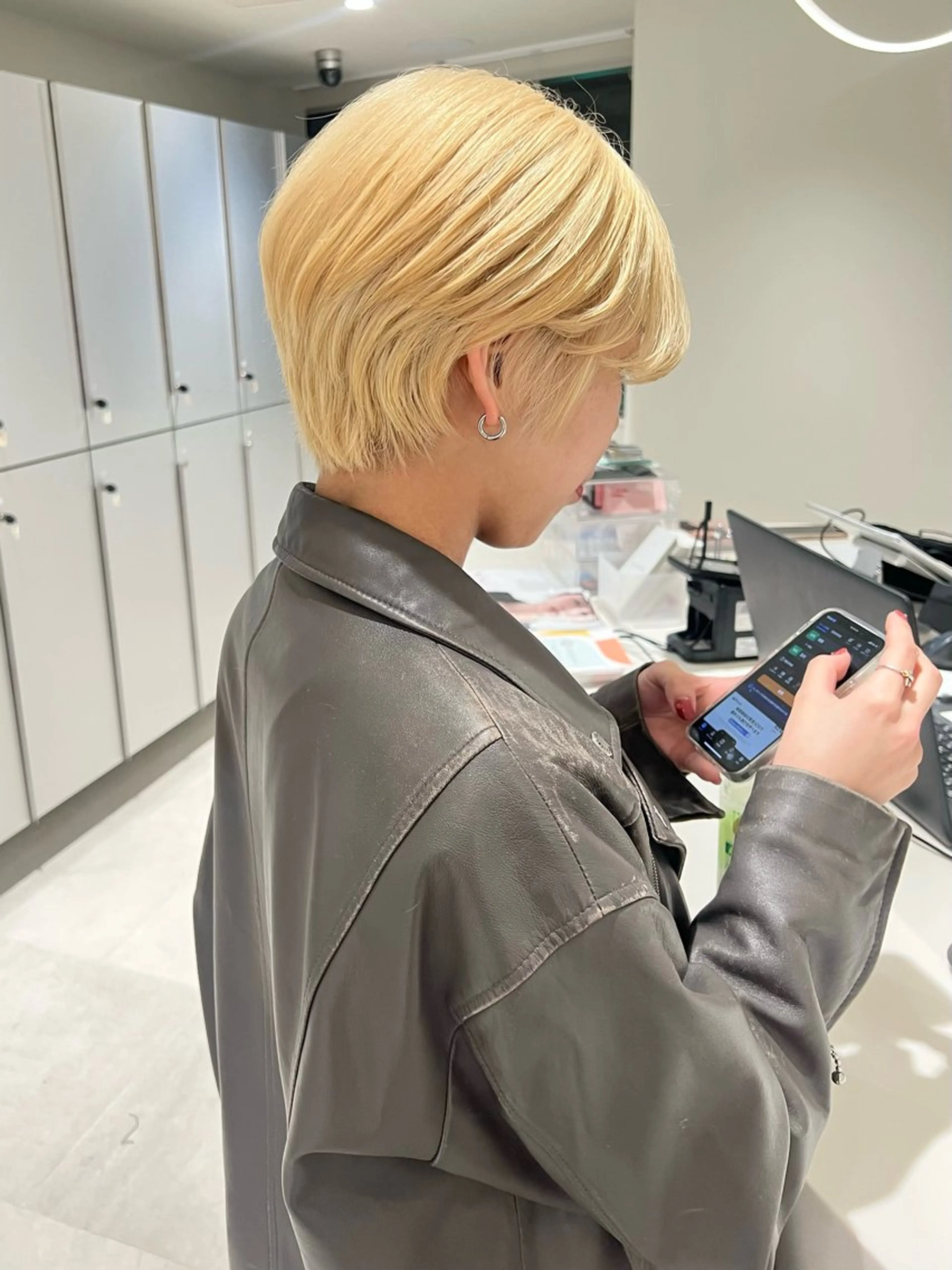 ショート カラー ブリーチ 抜きっぱなしブロンド ブロンド ショートヘア RIN🪐 ウルフ／ハイトーンのヘアスタイル