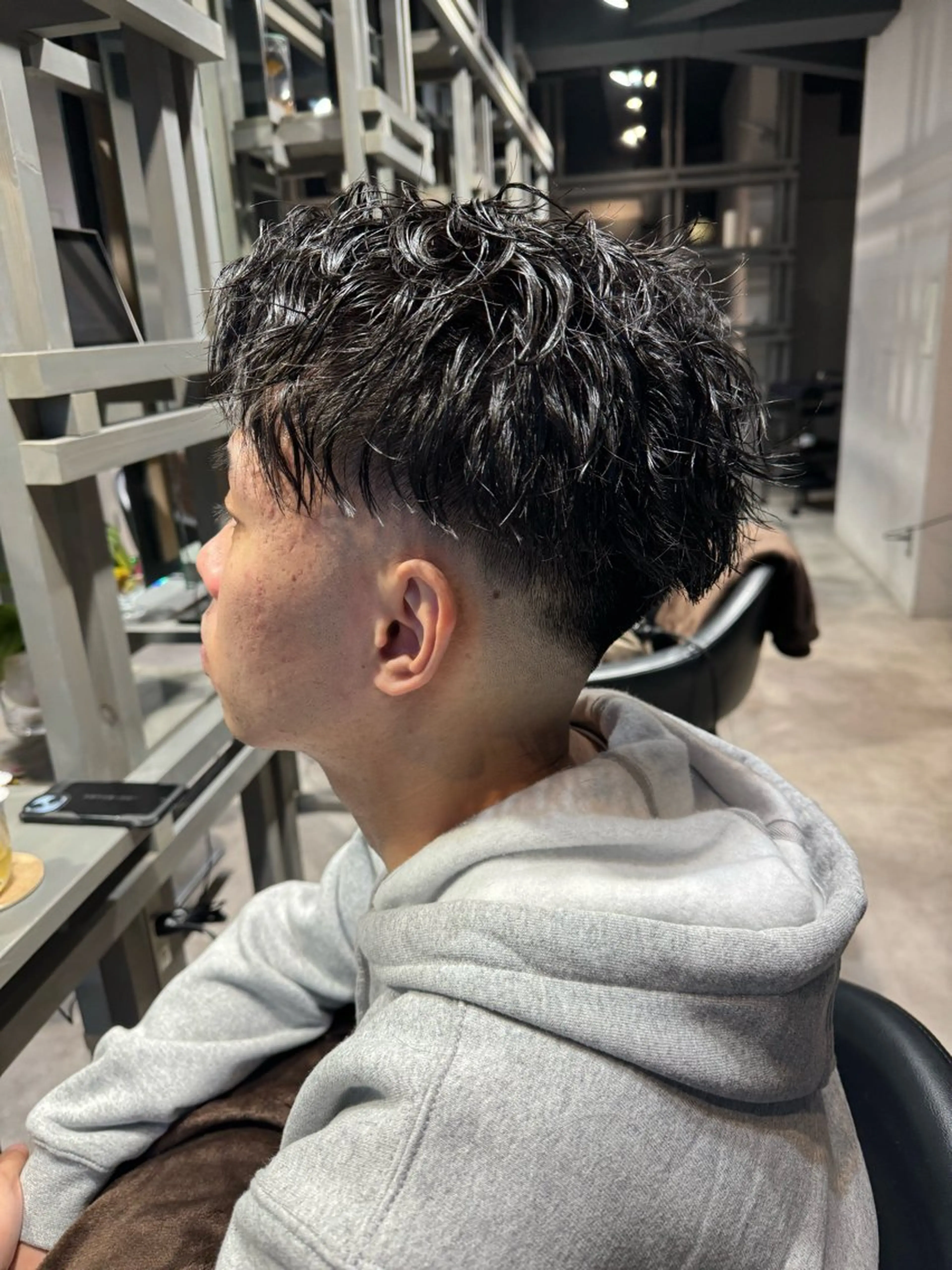 ミディアム パーマ メンズ フェードカット 似合う髪型が 分からない方へのヘアスタイル