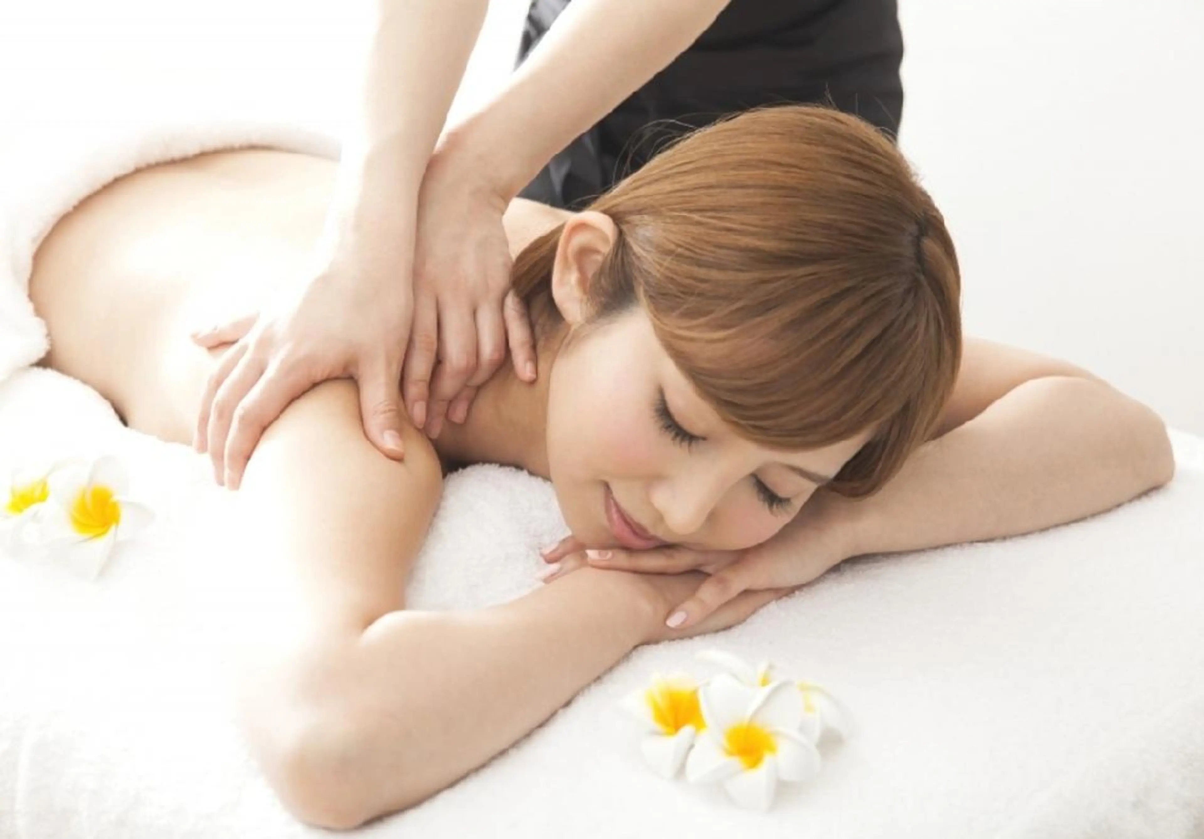 首、肩コリ✨バギバギな肩甲骨にも効果大🍀ラジオ波＋ アロマオイルでの背面マッサージ🍀の写真