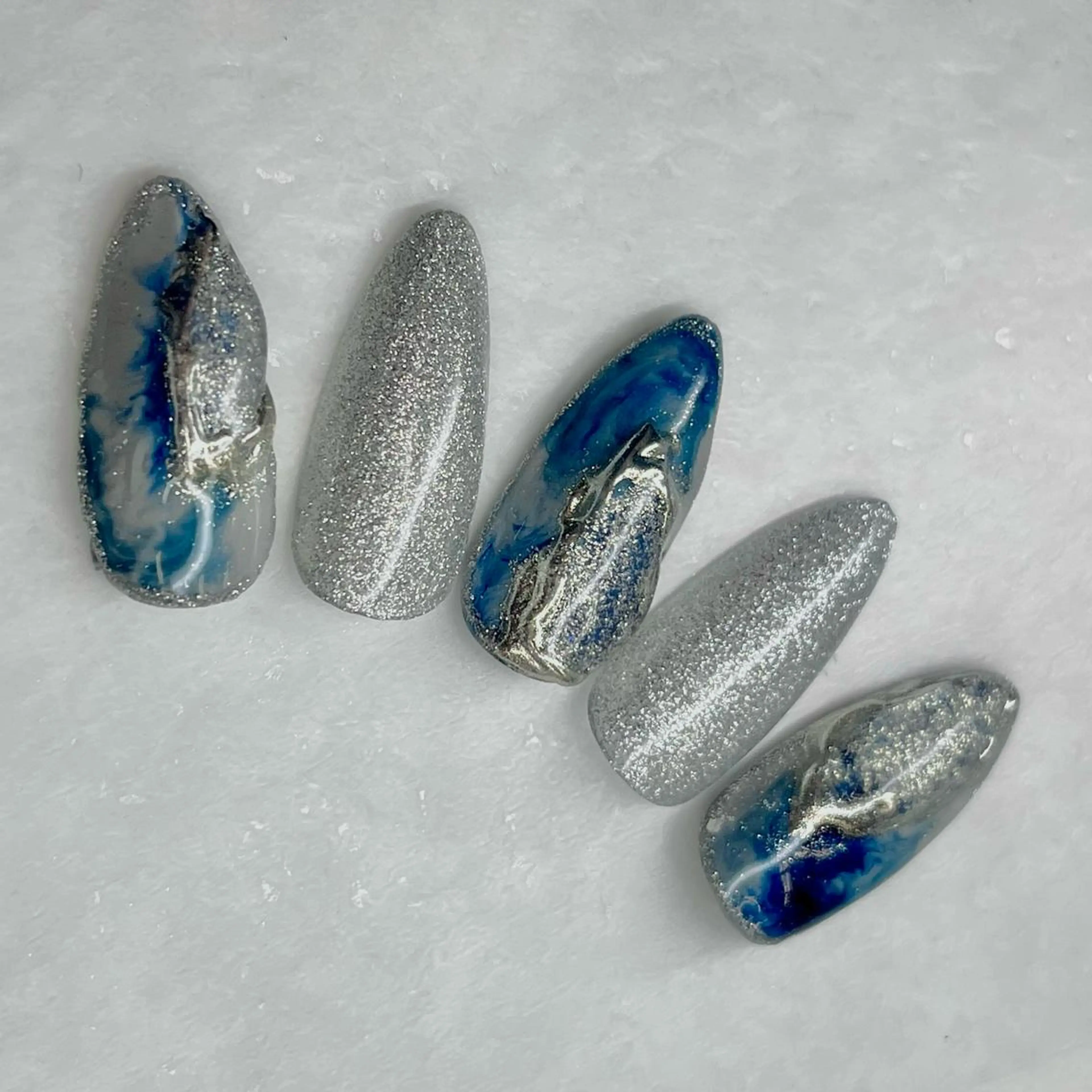 ミディアム ネイル ブルー キラキラネイル ラメ(グリッター) ミラーネイル ニュアンスネイル RIONnail Yurikaのネイルデザイン