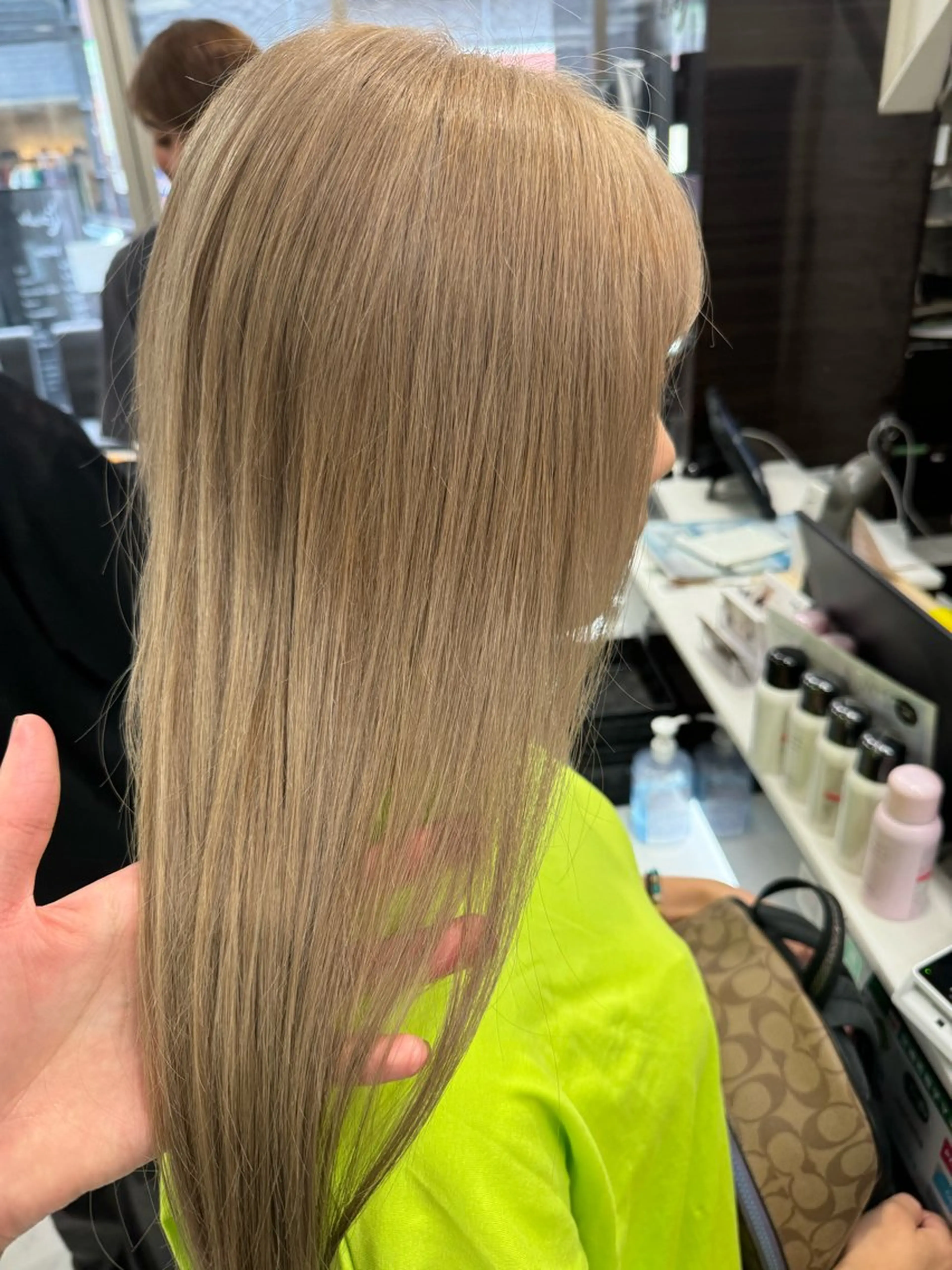 ロング カラー ヘアアレンジ 切りっぱなしボブ ブリーチ デザインカラー ダブルカラー グラデーションカラー ヘアカラー トリートメント Zina 大宮所属・目黒 碧人のヘアスタイル