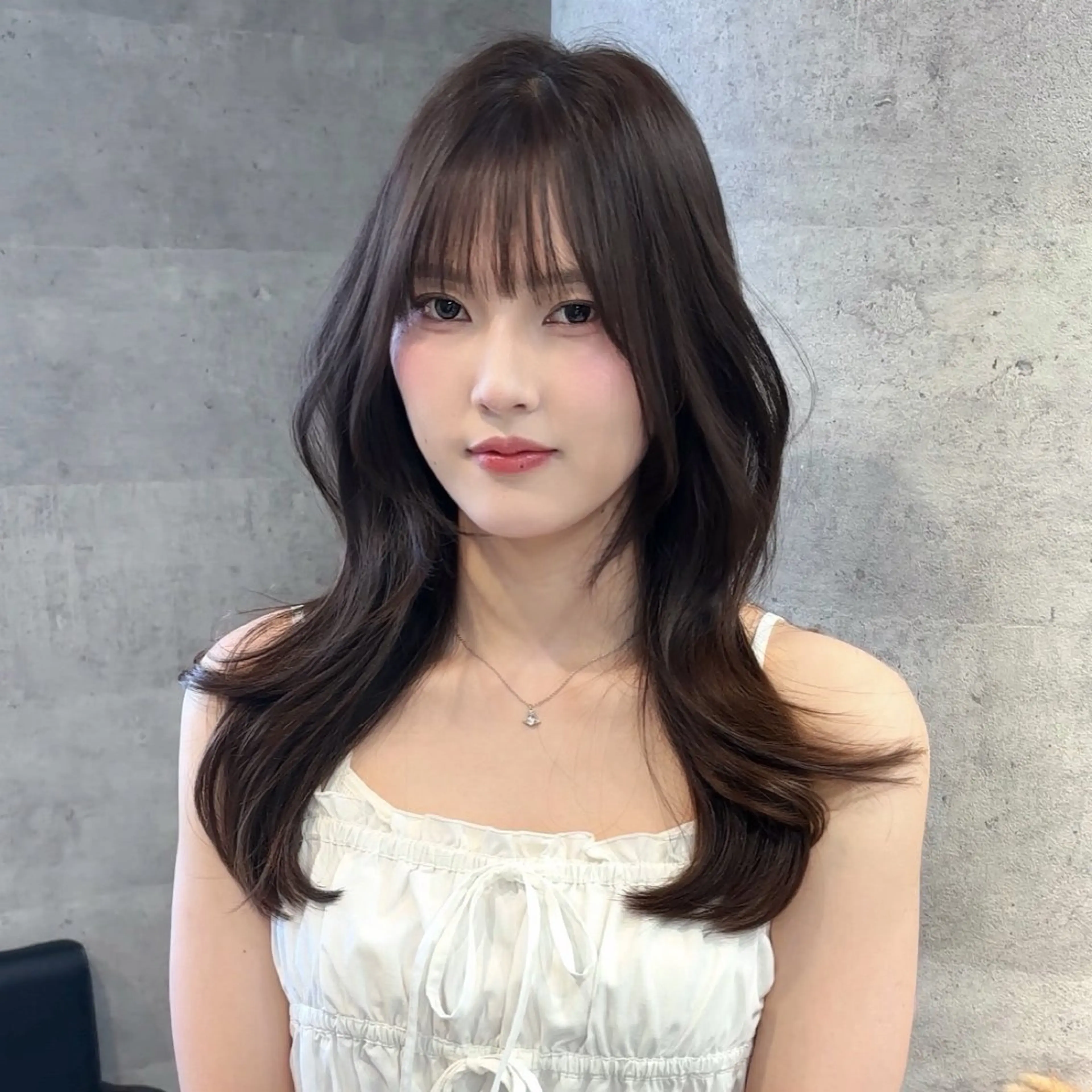 セミロング くびれヘア 韓国風ヘア レイヤーカット シースルーバング 新宿/韓国レイヤー/ 顔まわり/メンズヘアのヘアスタイル