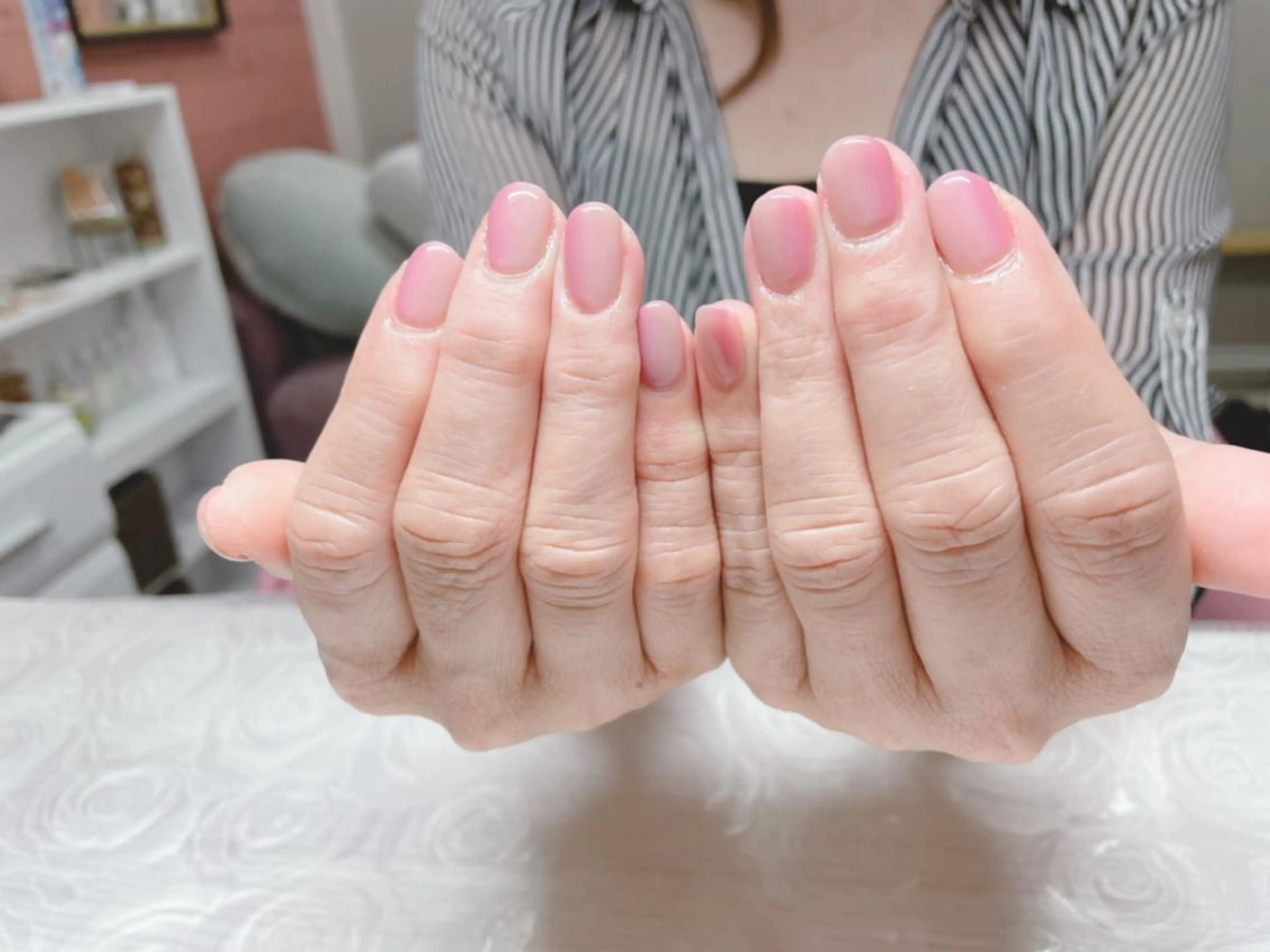 カラー グラデーションカラー 芦辺 香奈のネイルデザイン